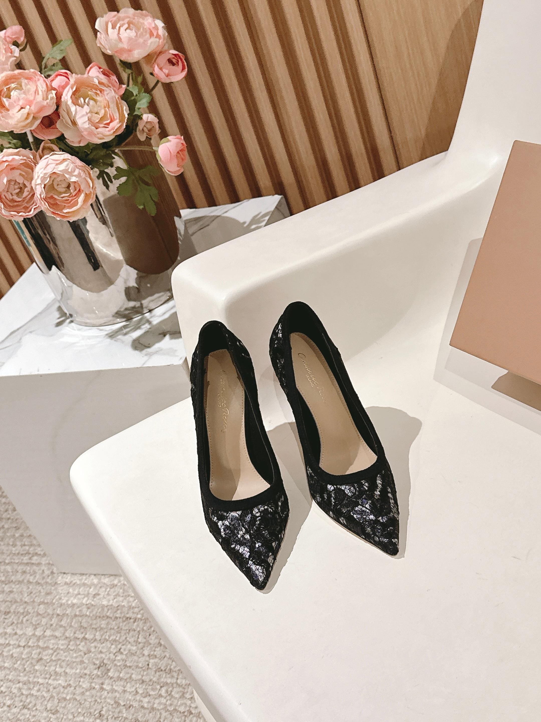 NO:416711,gianvito rossi 2025 new single shoes top version The lace mesh design is unique, adding mystery and sexy. The high-heeled pointed toe shows elegant temperament, while the rear empty style exudes a touch of playfulness. When you wear it, every step seems to bloom gorgeously on the stage, becoming the focus of everyone's attention. _____________________________________________ * Full set of packaging. * Original custom lace with upper * Floor pad Sheepskin * Sole Italian leather outsole * Heel height 10cm * Size: 35-43 (40 41 42 custom-made non-return and exchange), high heels single shoes, high heels, sheepskin, Leather soles19860909gianvito rossi 2025新款单鞋 顶级版本 蕾丝网面设计独具韵味,增添了神秘与性感.高跟尖头展现出优雅气质,后空款式则透着一丝俏皮.穿上它,每一步都像是在舞台上华丽绽放,成为众人瞩目的焦点. _____________________________ * 全套包装. * 鞋面原版定制蕾丝 * 垫脚 羊皮 * 鞋底 意大利真皮大底 * 跟高 10cm * 码数:35－43（40 41 42定做不退换）,高跟鞋单鞋,high heels,sheepskin,Leather soles,Women's Shoes