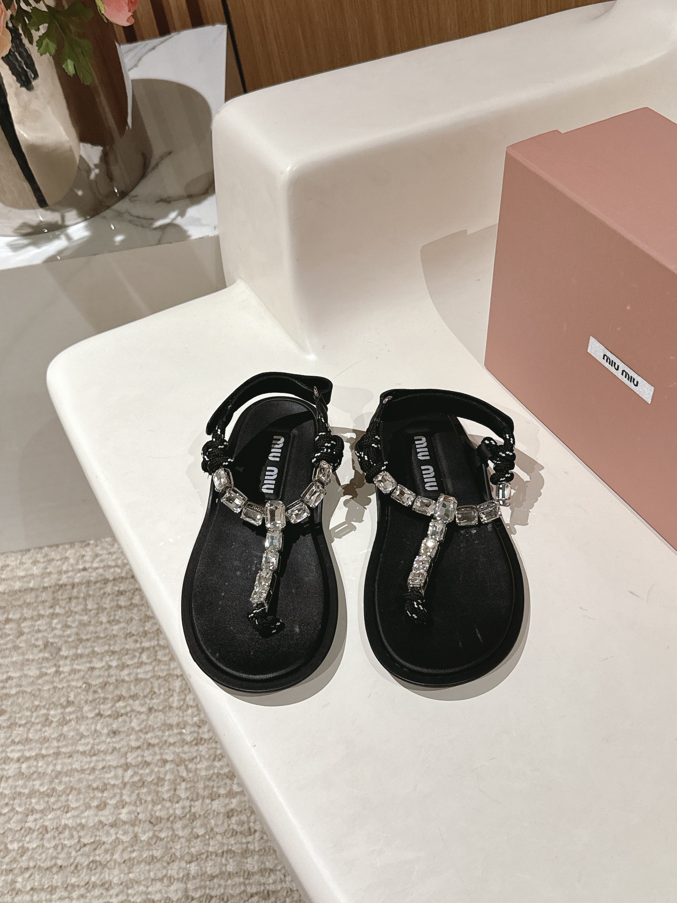 NO:416768,Miu Miu Miu Spring and Summer Sandals, a lot of internet celebrity fashion bloggers must-have in summer, very popular Maillard color flat shoes, very textured, unique Miao family color lace design, original material imported material (pattern trademark) sole original mold open sole Size35-41 (40 41 custom made without return or exchange), split-toe shoes, miumiu, sandals, flats19860909Miu Miu 缪缪春夏最新款凉鞋 超多网红时尚博主种草 夏天必备 非常流行的美拉德配色平底鞋 非常有质感 独特的缪家彩色鞋带设计 材质原版材料进口材质(对版商标)鞋底原版开模大底 Size35-41（40 41定做不退换）,分趾鞋,miumiu,sandals,flats,Women's Shoes