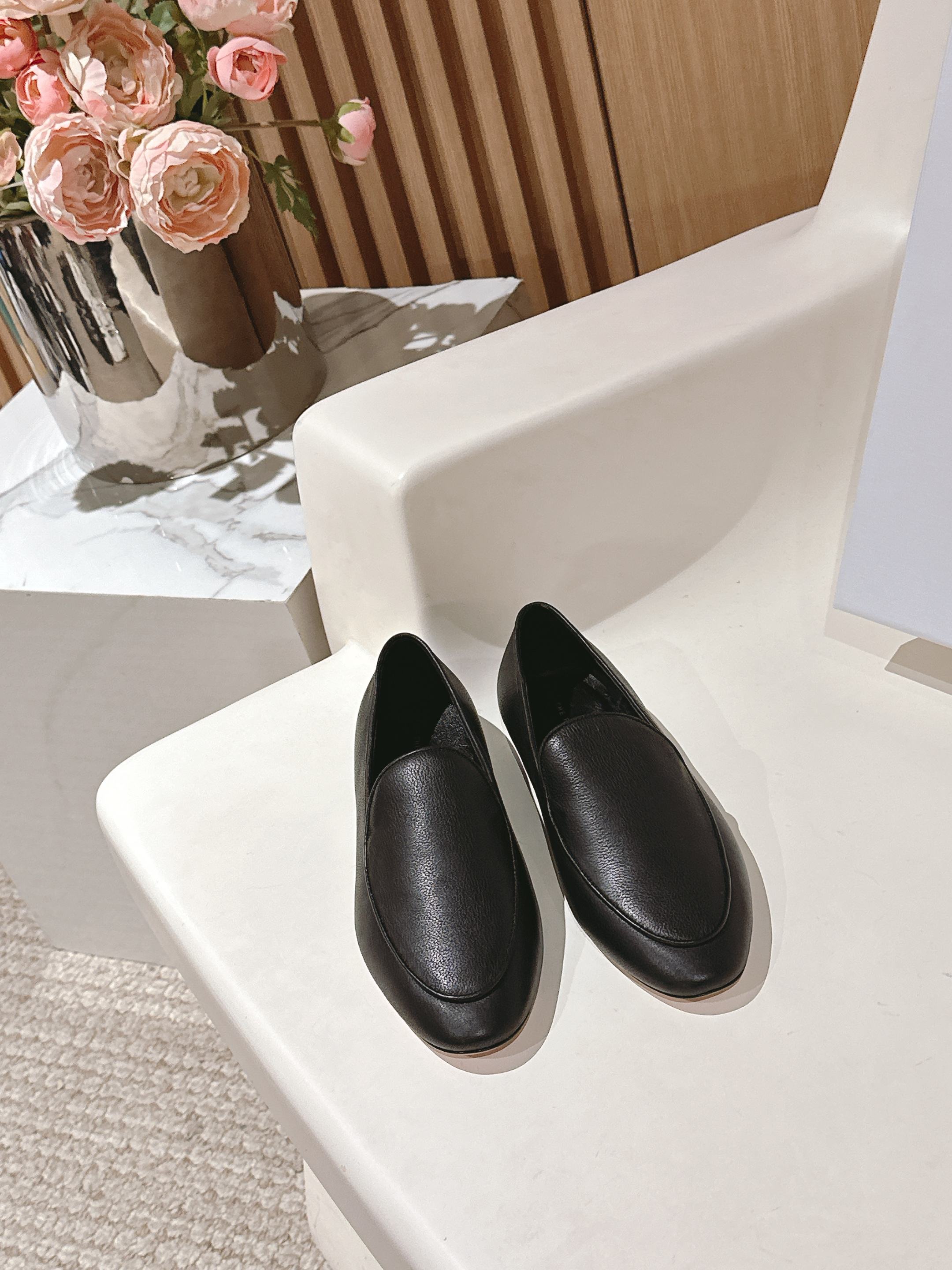 NO:416761,: The row new product 25ss autumn and winter new product neutral retro simple loafers tassel shoes!  The round toe design ensures comfort for long-term wear. Whether it is matched with casual wear or formal occasions, it can add a touch of elegance and chic to your look. The tassel pendant embellishment design on the upper has a unique charm and brings you a fashionable sweetness. Whether it is walking or partying, it is your perfect partner. The upper imported beef tiles/cowhide/inner footbed mixed-bred sheepskin outsole. Size: 35-42 (customized on 40.41. 42) with original packaging, loafers, loafers, cowhide, sheepskin, Leather soles19860909: The row新品25ss秋冬新品中性复古简约乐福鞋流苏单鞋！ 圆头设计确保长时间穿着的舒适性,无论是搭配休闲装还是正式场合,它都能为你的造型增添一丝优雅与别致.鞋面流苏吊坠点缀设计别有一番韵味,为你带来时尚的甜美感.无论是步行还是聚会,它都是你的完美搭档. 鞋面进口牛猄/牛皮/ 内里垫脚混种羊皮 大底真皮大底 Size:35-42（40.41. 42定做） 配原版包装,乐福鞋,loafers,cowhide,sheepskin,Leather soles,Women's Shoes