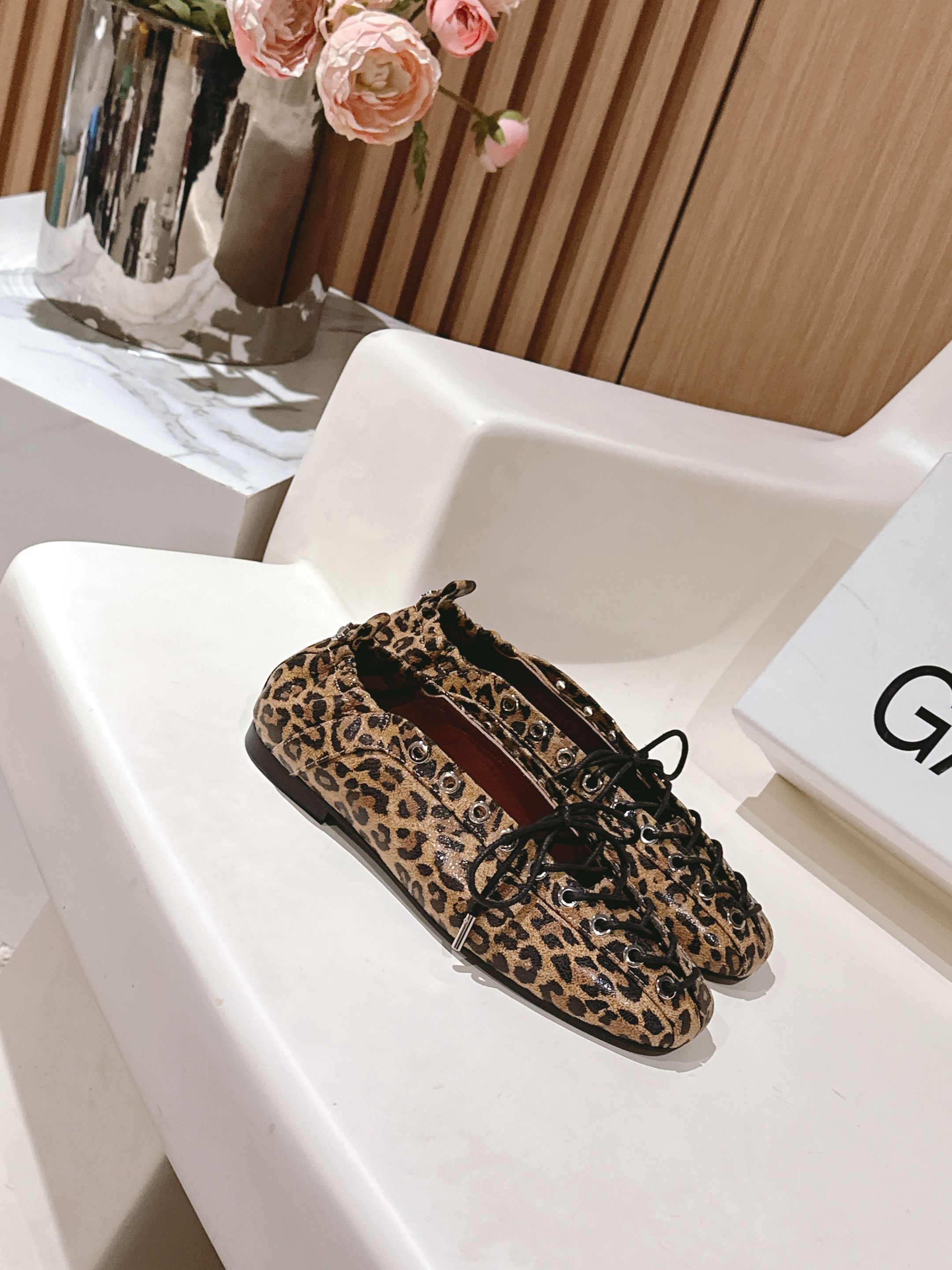 Versatile GANNI 25s: Comfortable Substitutes for Year-Round Style - 图片 2