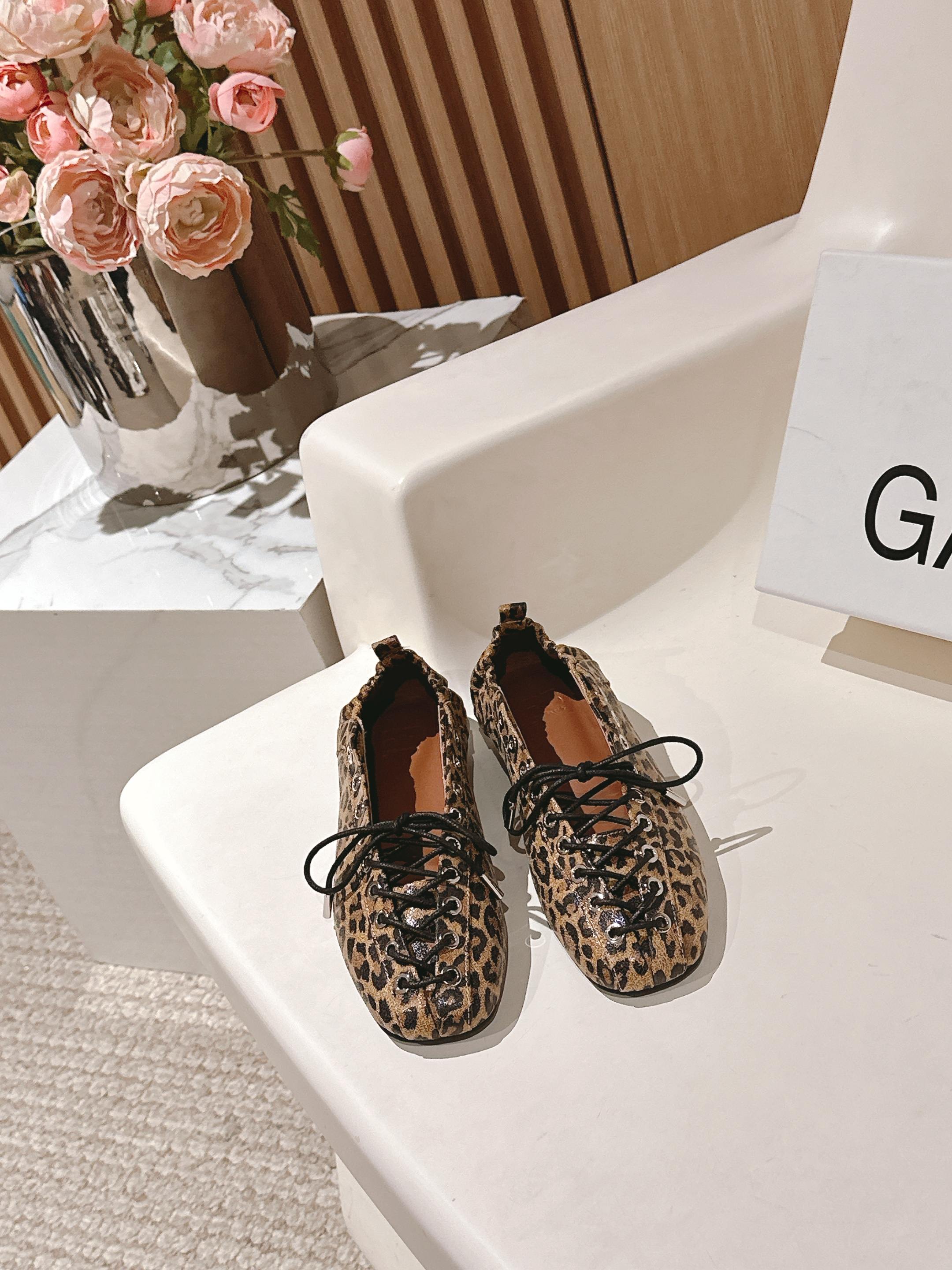 Versatile GANNI 25s: Comfortable Substitutes for Year-Round Style