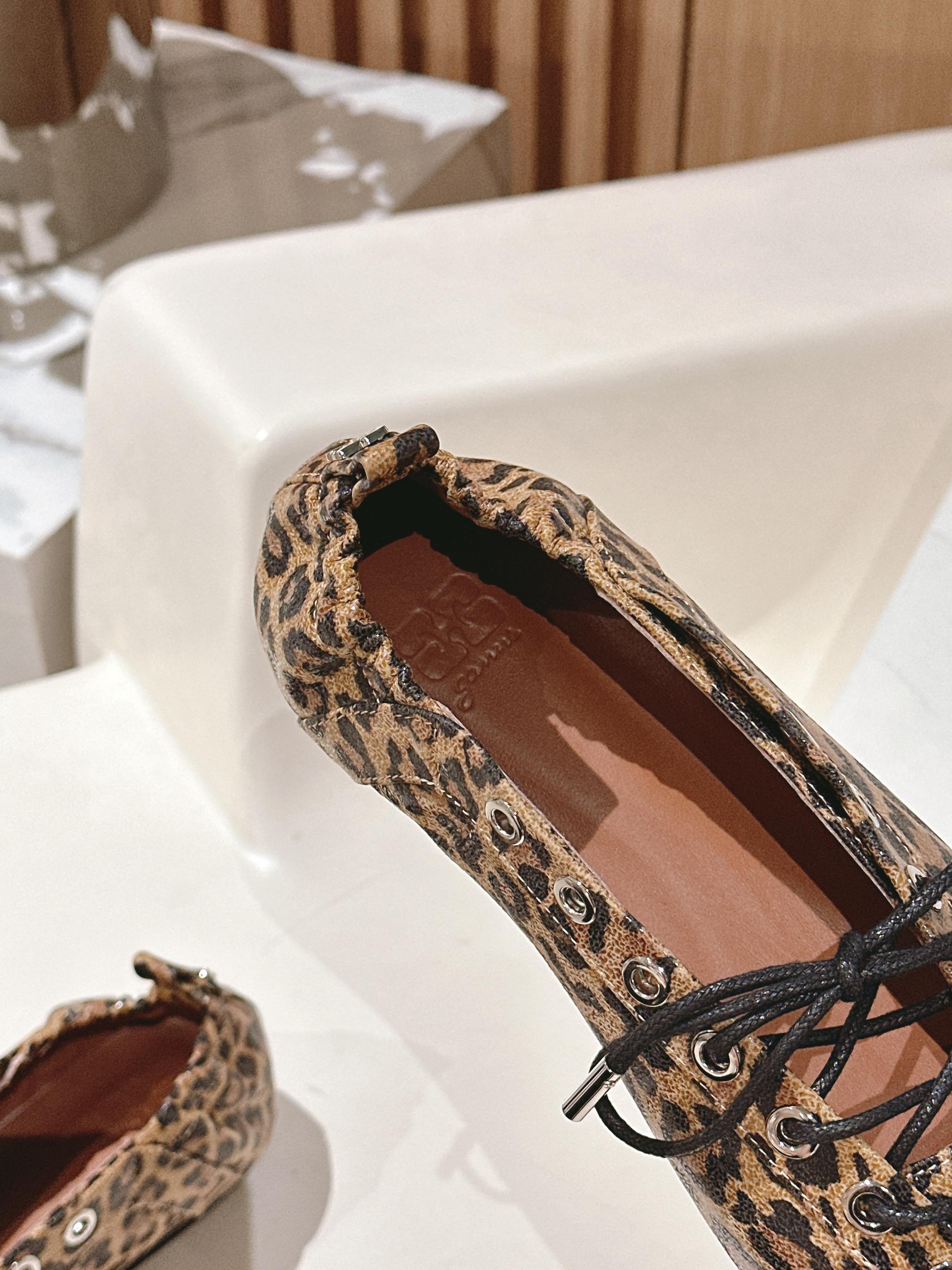 Versatile GANNI 25s: Comfortable Substitutes for Year-Round Style - 图片 6