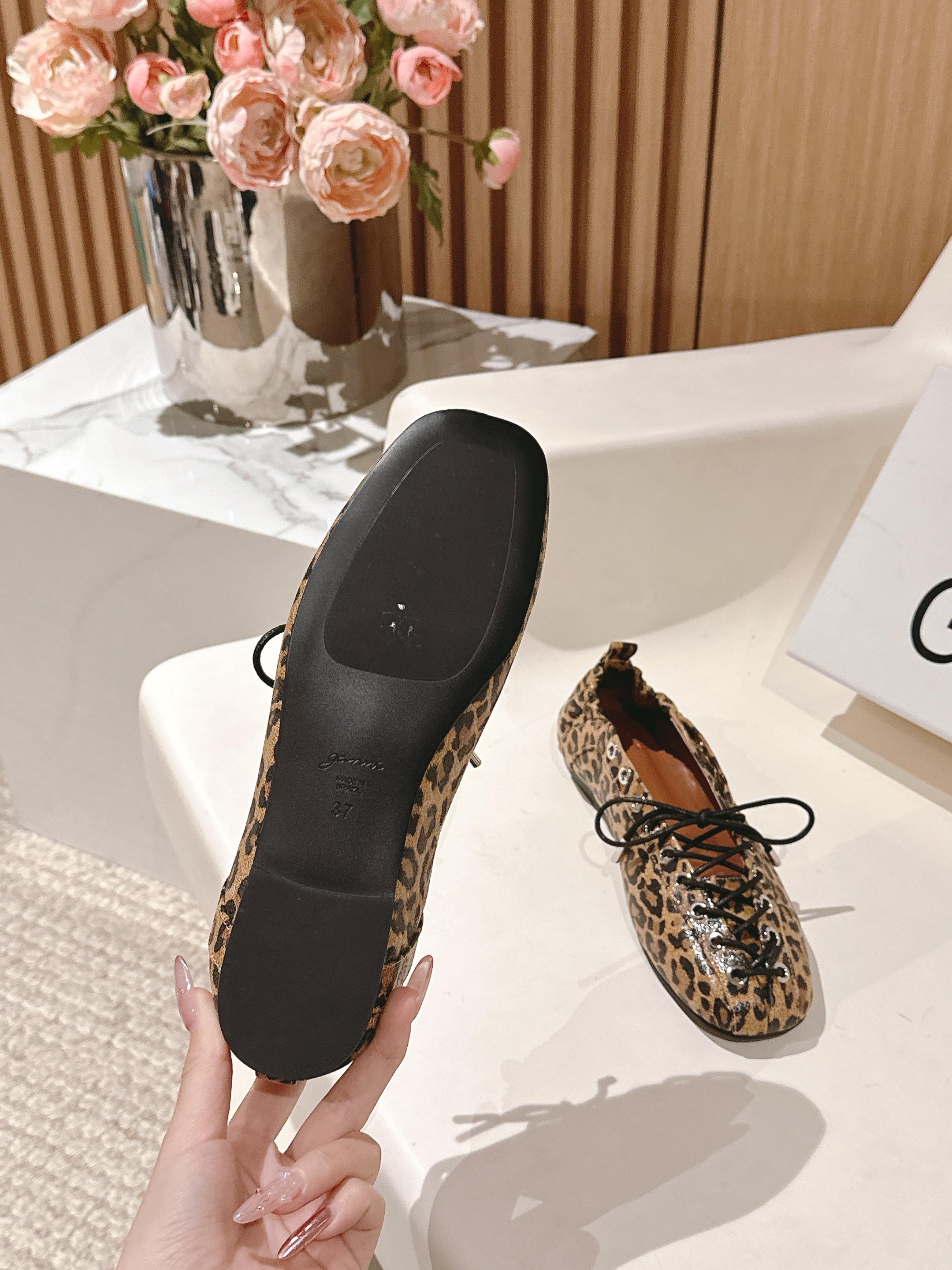 Versatile GANNI 25s: Comfortable Substitutes for Year-Round Style - 图片 9