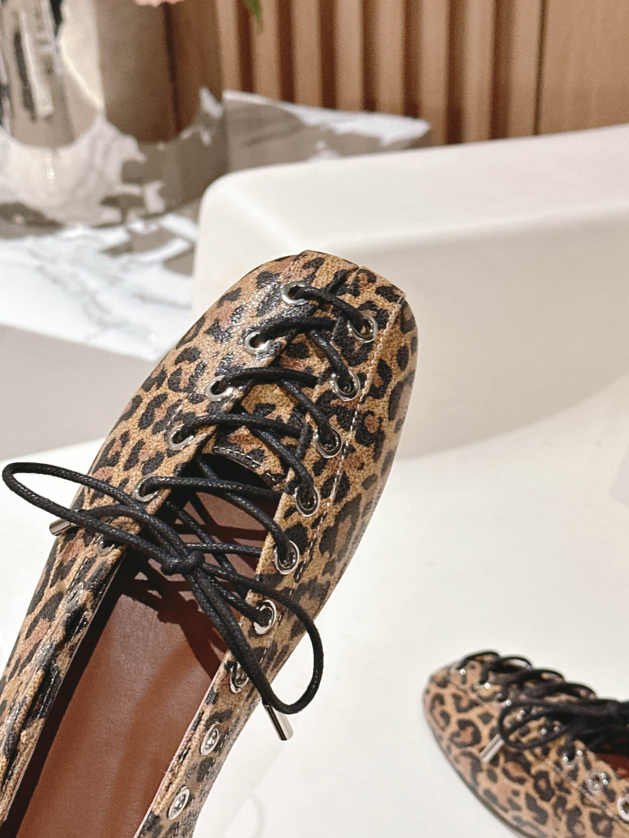 Versatile GANNI 25s: Comfortable Substitutes for Year-Round Style - 图片 7