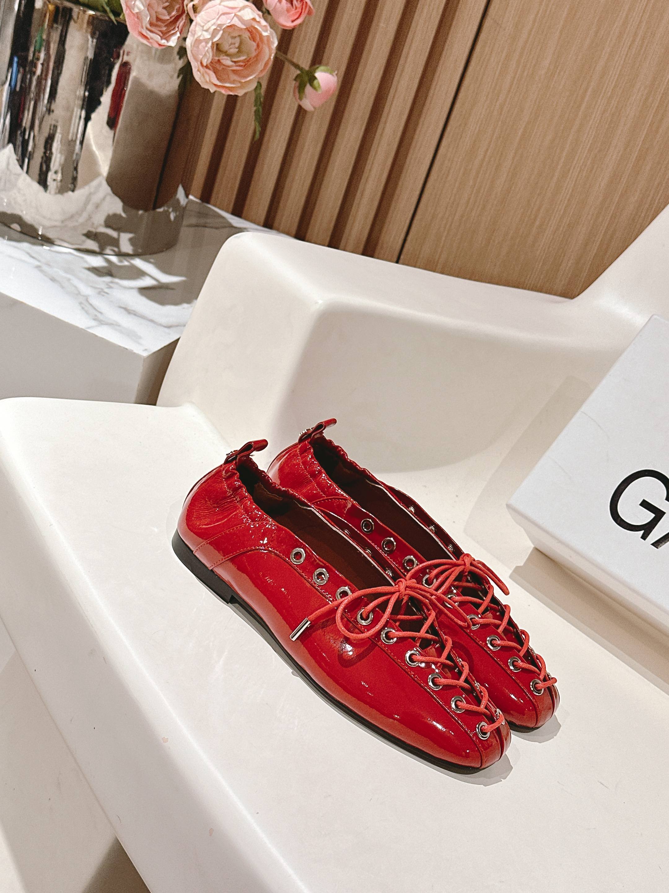 Versatile GANNI 25s: Comfortable and Stylish Substitutes for Every Season - 图片 2