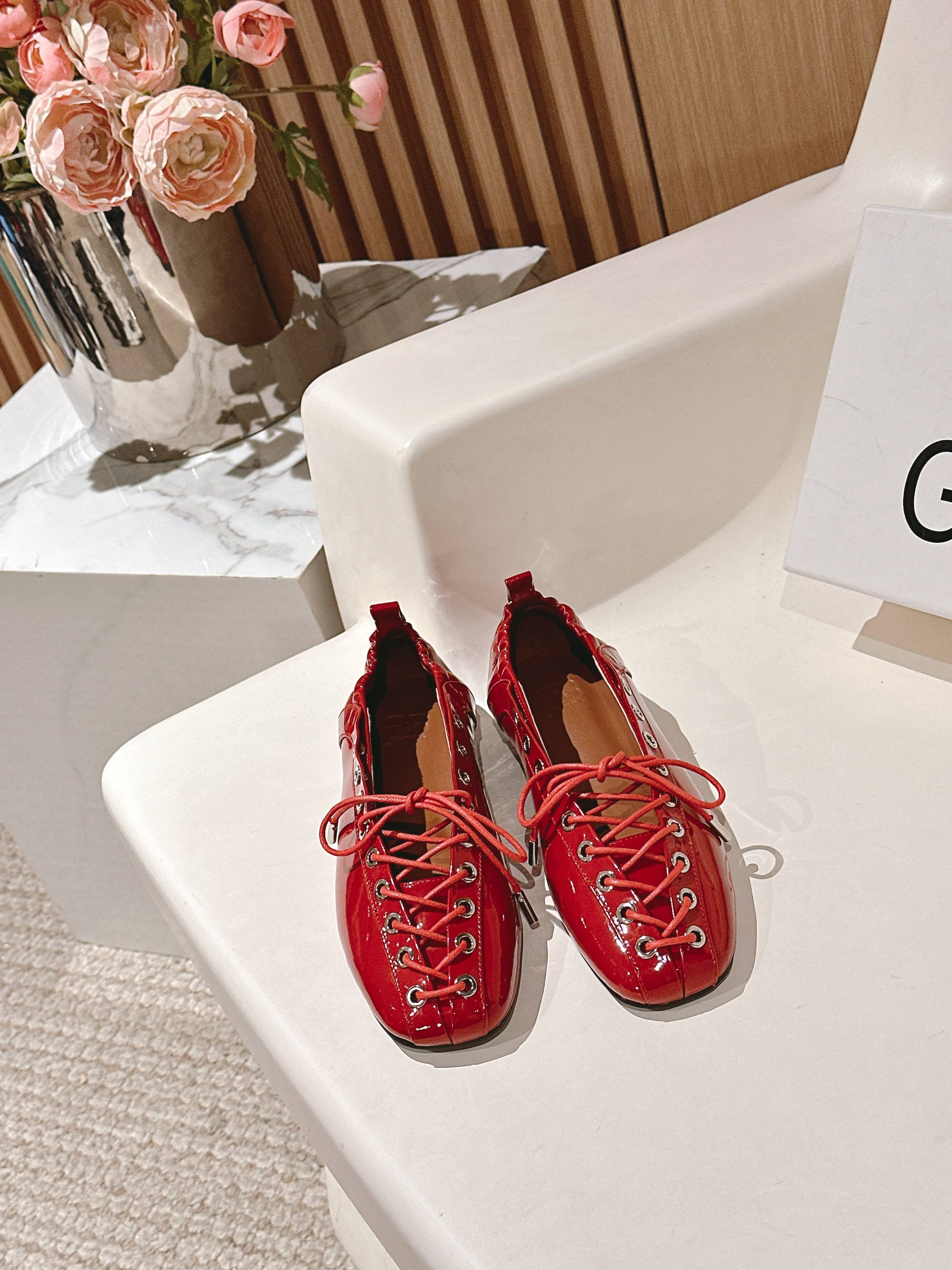 Versatile GANNI 25s: Comfortable and Stylish Substitutes for Every Season