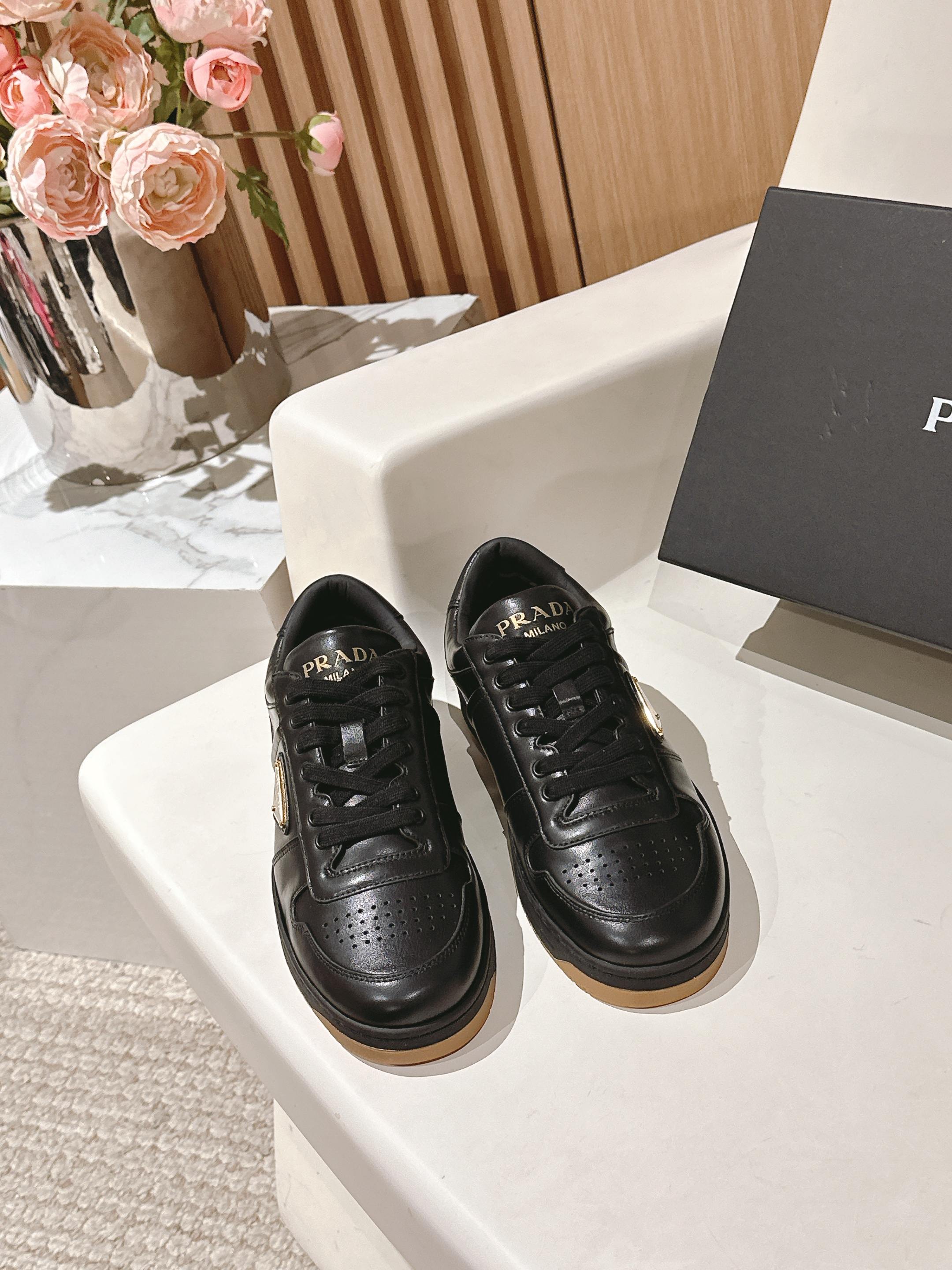 NO:246127,#Prada's new triangle-stand thick-soled white shoes, the new season of thick-soled white shoes, the comprehensive height is 5-6cm, the foamed sole is light on the feet; the inner mixed-bred sheepskin, skin-friendly and wear-resistant; memory foam, good wrapping; high elastic foot pads, rebound and wear-resistant Color Size 35-45 Material Fabric Grain Cowhide   Glossy Cowhide/The inner mixed-bred sheepskin/Customized triangle-stand/formed foamed sole, slippers, prada, slippers, cowhide, sheepskin19860909#普拉达新款三角标厚底小白鞋 新一季厚底小白鞋,综合增高5-6cm,发泡底上脚轻盈；内里混种羊皮,亲肤耐磨；记忆海绵,包裹性好；高弹垫脚,回弹耐穿 配色 尺码35-45 材质面料粒面牛皮 光面牛皮/内里混种羊皮/定制三角标/成型发泡大底,拖鞋,prada,slippers,cowhide,sheepskin,Women's Shoes