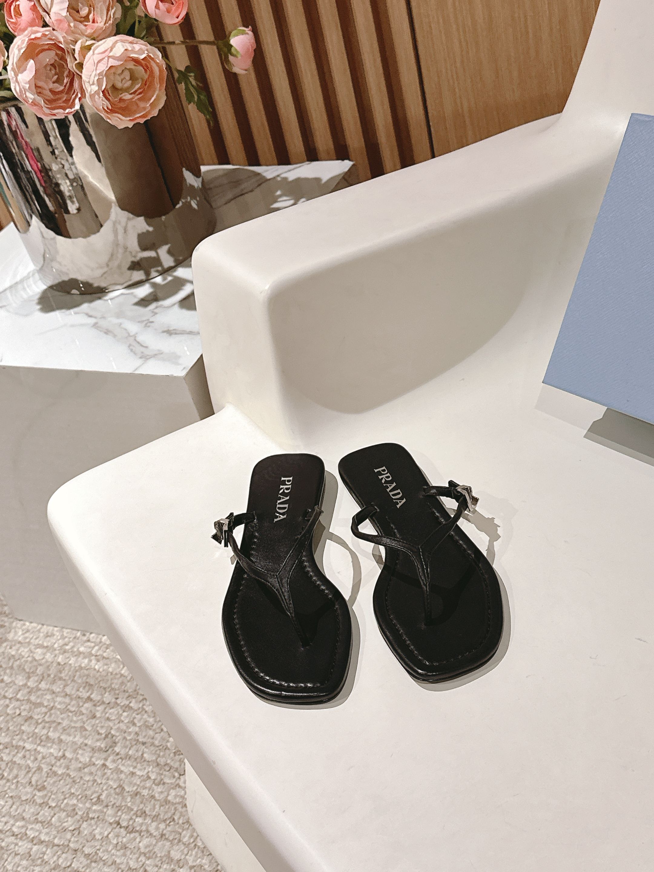 NO:246118,Prada/Prada 25WF new spring and summer products, one-strip flat sandals, simple and fashionable, relaxed and high-end feel, feel the summery sense of high-end outfit~ The fabric is made of original custom leather, the inner foot pads are all mixed sheepskin imported Italian cowhide sole size35-39 (customized by 40/41), split-toe shoes, prada, prada, sandals, cowhide, sheepskin19860909Prada/普拉达25WF春夏新品 一字带平底凉鞋 简约即时髦 松弛的高级感 感受夏日感高级穿搭~ 面料采用原版定制皮料 内里垫脚均为混种羊皮 意大利进口牛皮大底 size35-39（40/41定制）,分趾鞋,prada,prada,sandals,cowhide,sheepskin,Women's Shoes