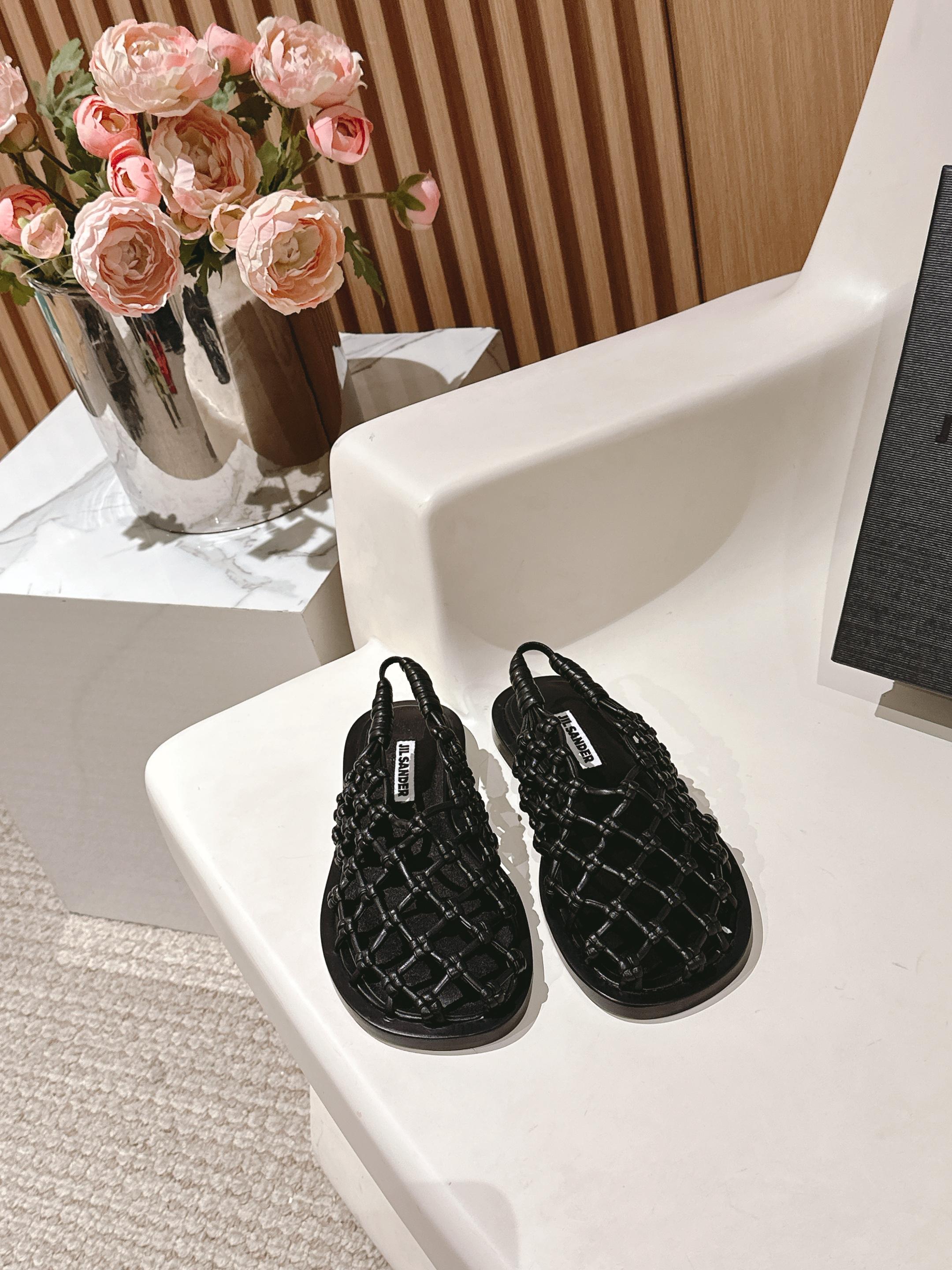 NO:246149,JilSander/JilSander 25WF spring and summer fishnet woven hollow sandals. I admire the designer's design this season. A pair of single shoes engraved with fashionable words can be literary and fashionable. The dressing rate is too high. Hollow woven design. The entire upper is hand-woven. It looks very high and expensive. This is a real handmade shoe. The concave shape must have a sense of equipment!  The fabric is made of original custom-made hand-woven. The inner foot pads are all mixed-bred sheepskin imported from Italy. Size35-39 (40 41 customization), sandals, jil sander, jil sander, sandals, cowhide, sheepskin19860909JilSander/吉尔桑达25WF春夏 渔网编织镂空凉鞋 太佩服设计师这一季的计设了 一双刻着时髦两字的单鞋 可文艺可时髦 穿搭率实在太高了 镂空编织设计 整个鞋面全工手编织 一看就很高级很贵 这款可谓真是正的手工鞋 凹型造必备设感计十足！ 面料采用原版定制手工编织 内里垫脚均为混种羊皮 意大利进口牛皮大底 size35-39（40 41定制）,凉鞋,jil sander,jil sander,sandals,cowhide,sheepskin,Women's Shoes