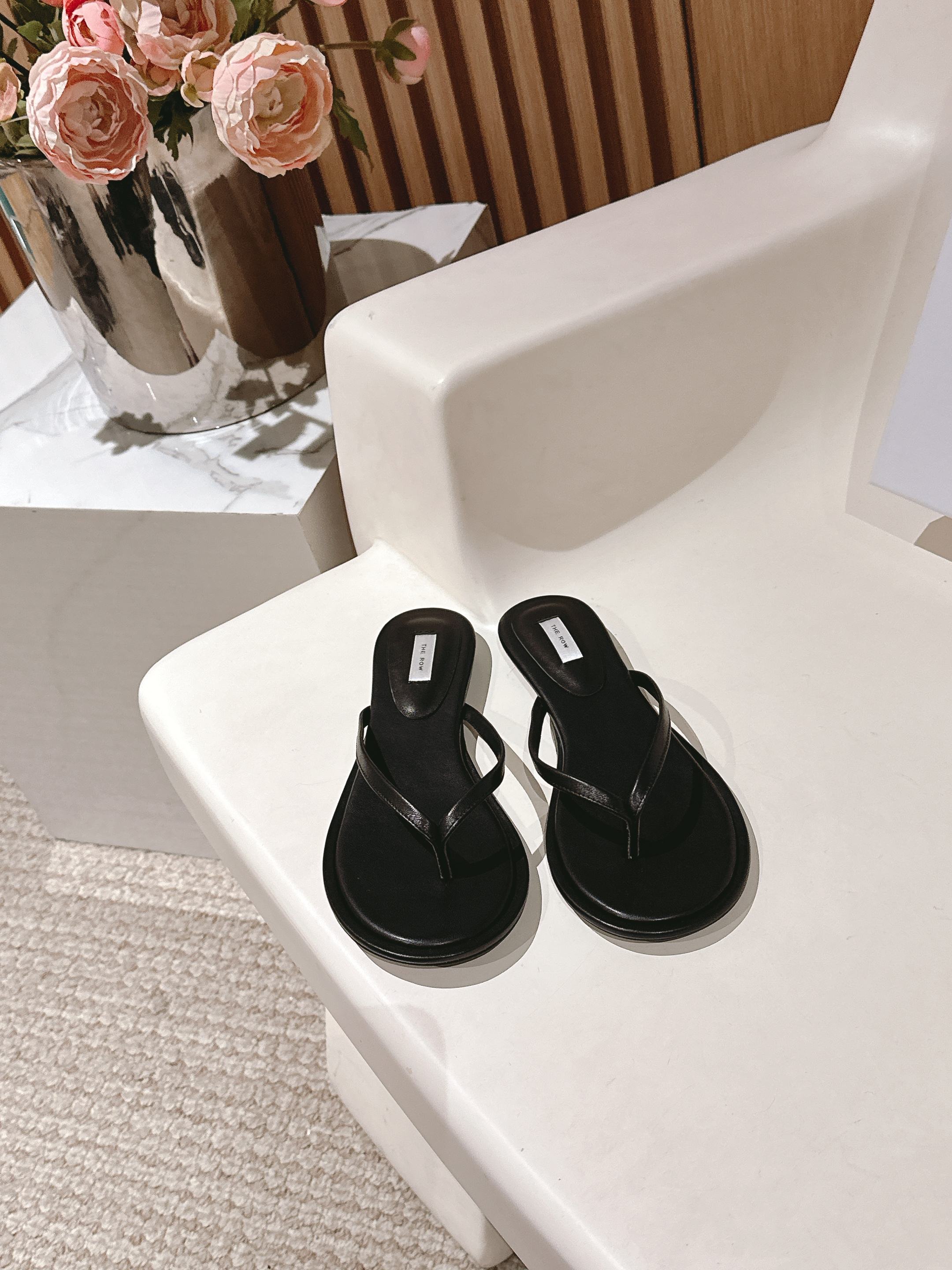 NO:246141,therow ss25 new arrival~ TR 25 spring and summer pure leather flip-flops simple and beautiful, with tone; the sole has a little heel, the spring and summer combination is so beautiful size 35-42, split-toe shoes19860909therow ss25 new arrival～ TR 25春夏纯皮人字拖 简约好看,有调性； 鞋底带一丢丢跟,春夏搭配太美了 size 35-42,分趾鞋,Women's Shoes