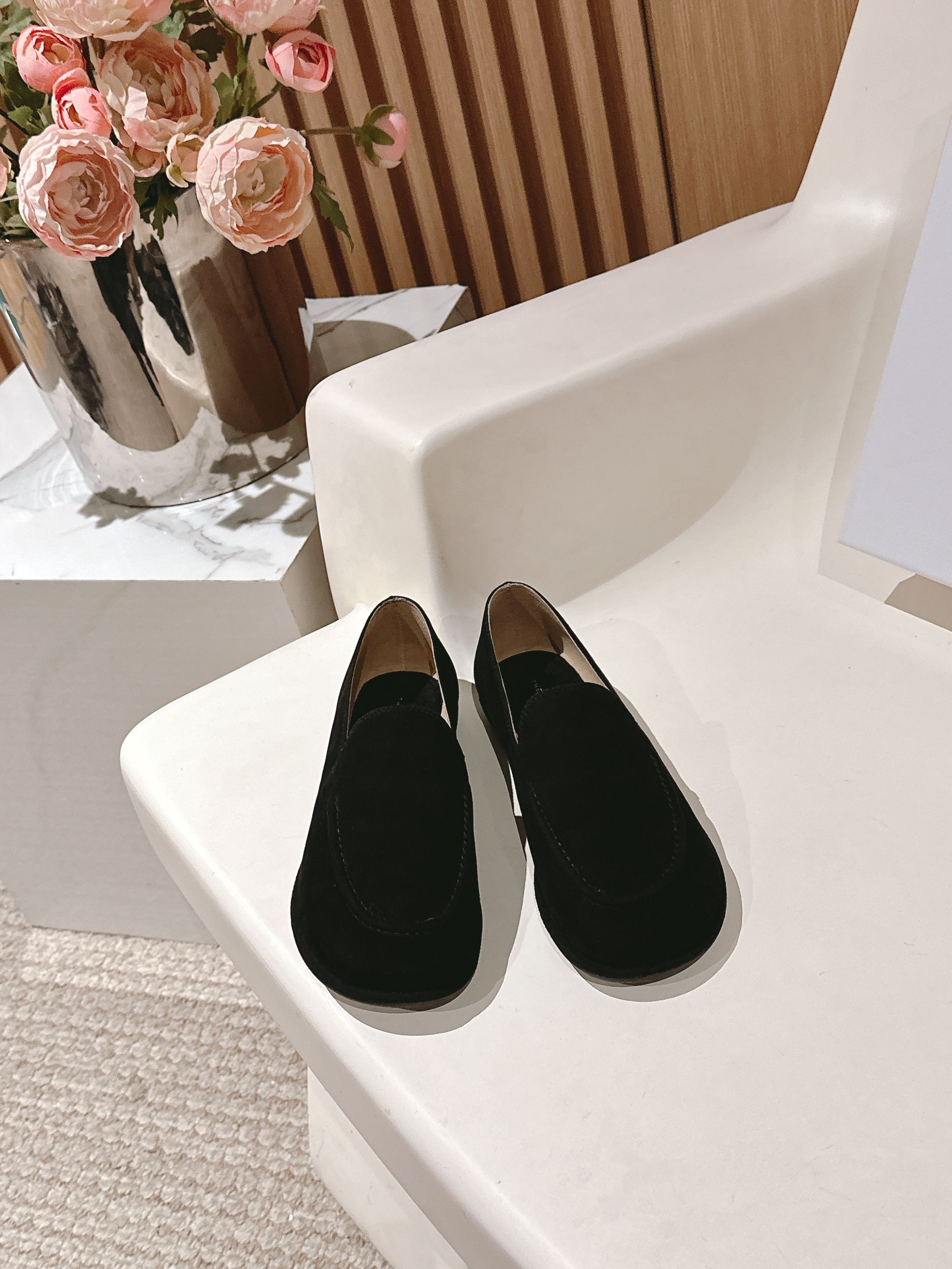 NO:246137,The row_New retro loafers, I fell in love with this shoe at first sight, it looks good with a little retro flavor and a casual combination!  All major internet celebrity bloggers are wearing it, there is no Hong Kong treasure in front and back, the whole shoe is very soft, easy to wear without scratching your feet, simple and versatile style~ The style you don't want to take off when you wear it, close your eyes and enter it with high foot feeling. Original custom imported water-dyeed calfskin, inner lu suede, original rubber sole, size 35/42 (40 41 42 custom made without return or exchange) Packaging full set of original box packaging, loafers, loafers, cowhide, chamois leather19860909The row_新款复古乐福鞋,第一眼看到这个鞋子就爱上了,带点复古味随意搭配都好看！各大网红博主都在穿它,前后无港宝,整个鞋子非常柔软,好穿不磨脚简约百搭款~穿上就不想脱的款,对脚感要求高的闭眼入它 鞋面原版定制进口水染小牛皮 内里lu麂皮绒 大底原厂橡胶底 尺码35/42（40 41 42定做不退不换） 包装全套原盒包装,乐福鞋,loafers,cowhide,chamois leather,Women's Shoes