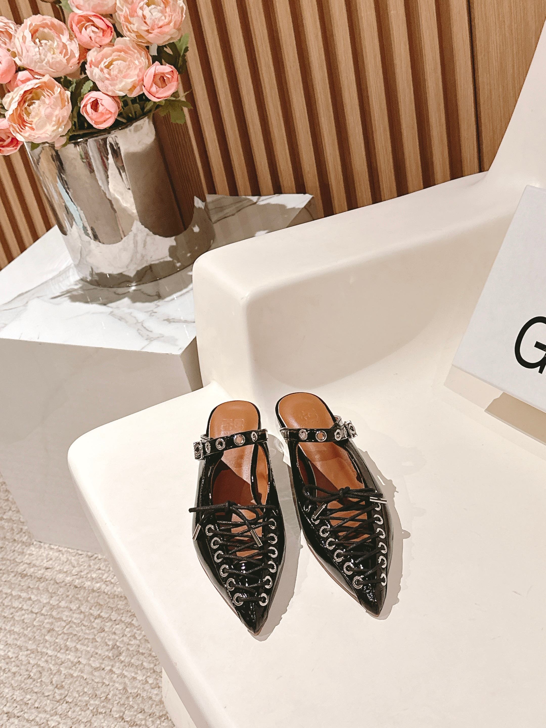 NO:416740,GANN* New product pointed sandals are made of patent leather and show modern style. Cross straps and metal buckles are decorated with cool details inject personalized soul. The pointed toe design is elegant and sharp. The silver heel is exquisite and unique. The swaying posture is easy to grasp the current fashionable relaxed atmosphere. It is the finishing touch to enhance the taste of the dressing. Imported cow patent leather on the upper, imported cow leather in the inner, outsole ZP replica sole Size35-39 (40 41 order), semi-torched, sandals, cowhide19860909GANN* 新品 尖头凉鞋 以漆皮材质焕发动人光泽 尽显摩登格调 交叉绑带搭配金属扣饰 酷感细节注入个性灵魂 尖头设计优雅锐利 银色鞋跟精巧别致 行走间摇曳生姿 轻松拿捏当下流行的松弛氛围感 是提升穿搭品味的点睛单品 鞋面进口牛漆皮 内里进口牛皮 大底ZP复刻大底 Size35-39（40 41订）,半拖,sandals,cowhide,Women's Shoes