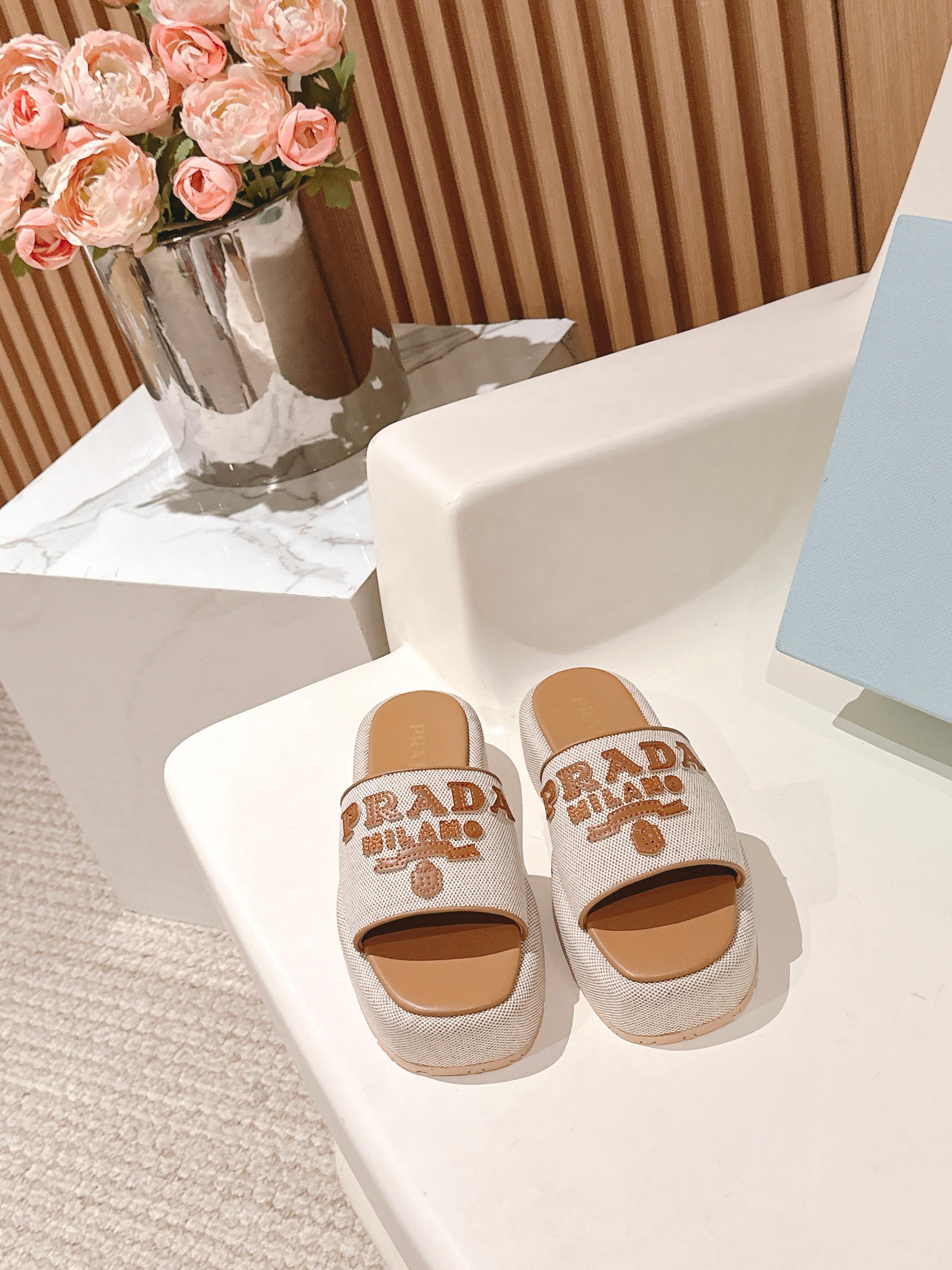 NO:416733,Prada new thick-soled slippers!  The must-have slippers for lazy people are so beautiful!  Original fabric fabric, inner footbed sheepskin, original sole, height 4.5cm, size 35~41 (40/41/customized), slippers, prada, prada, slippers, sheepskin19860909Prada普拉达新款厚底拖鞋！ 懒人必备拖鞋上脚是如此的好看！ 面料原版布面 内里垫脚羊皮 大底原版大底 高4.5cm 码数35～41（40/41/定做）,拖鞋,prada,prada,slippers,sheepskin,Women's Shoes