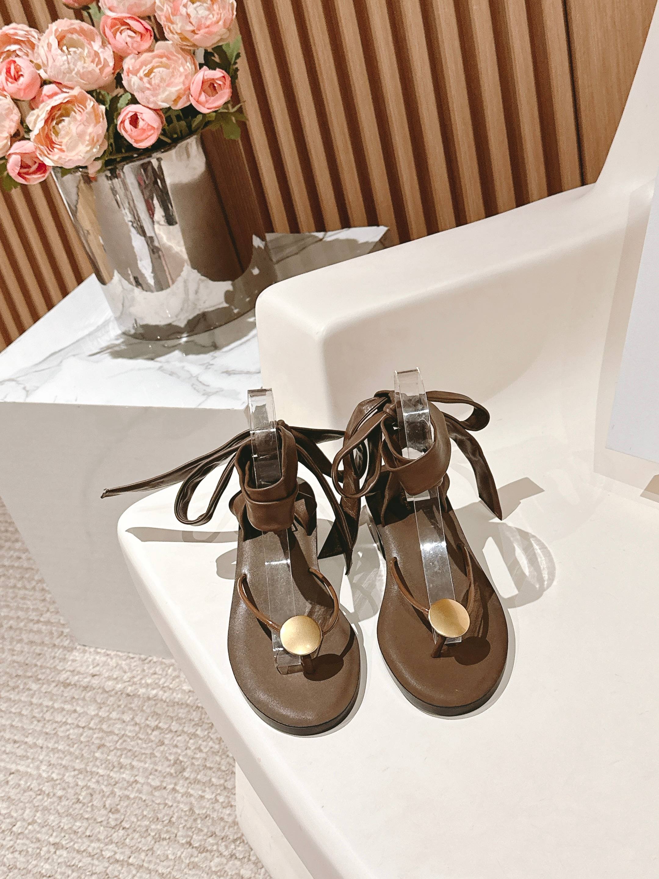 NO:416718,Top version TheRow 2025ss fashionable wristband clip-in thick heel sandals. It’s so simple and fashionable!  There is no unnecessary design. It has a high-end and simple feeling, in fact, in addition to being good-looking, its comfort is really easy to wear so much that it is hard to take off!  Matched with jeans, suit pants, skirts are not inconsistent. Imported sheepskin fabric, imported foot pads, imported sheepskin heel height 4.5cm, genuine leather sole, size 35~40 (40 41 custom made, non-return and exchange), split-toed shoes, sandals, skirts, jeans, business suit, sheepskin, Leather soles19860909顶级版 TheRow 2025ss时髦腕带夹脚粗跟凉鞋 太简约时髦啦！没有一丢丢多余的设计 有一丢高级又简约的感觉其实除了好看以外它的舒适度真的是好穿到舍不得脱下来啦！ 搭配牛仔裤 西装裤 半身裙都毫无违和感 面料进口绵羊皮 垫脚进口羊皮 跟高4.5cm 鞋底真皮大底 码数35~40（40 41定做不退换）,分趾鞋,sandals,skirts,jeans,business suit,sheepskin,Leather soles,Women's Shoes