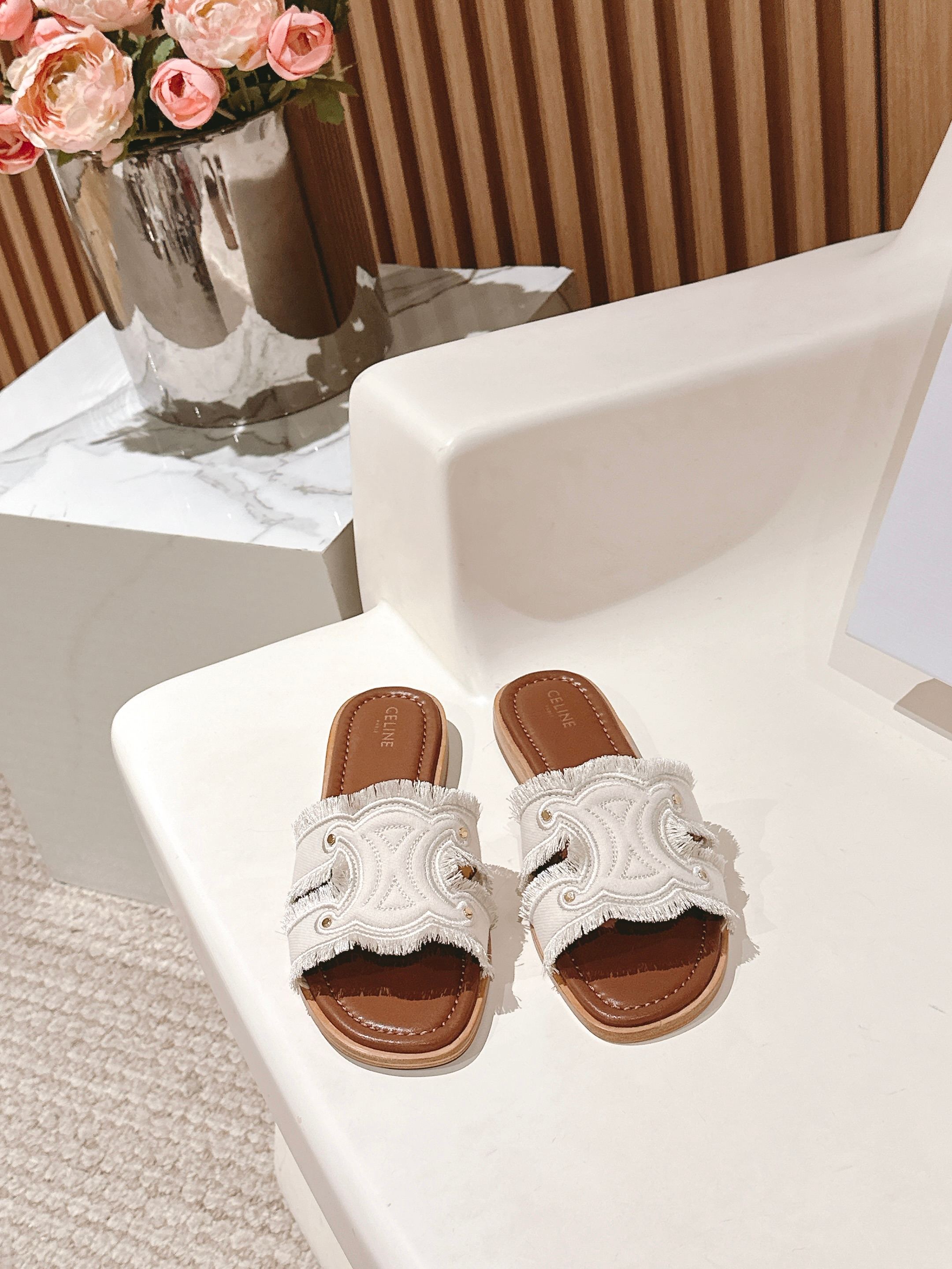 NO:416710,CELINE 2025ss Spring and summer new slippers Arc de Triomphe British style flat-sole micro-label slippers Simple, elegant and fashionable, unsightly and timeless, it is the classic that never fades away in the fashion circle. The retro British style allows you to wear a different temperament. Original denim fabric, cowhide, original leather sole, Size35-41 (40 41 42 customized, no return or exchange), slippers, celine, slippers, cowhide19860909CELINE 塞琳 2025ss 春夏新款拖鞋 凯旋门英伦风平底微标拖鞋 简约大气时髦 耐看不过时 是时尚圈永不退潮的经典所在,复古的英伦风格,让你穿出不一样的气质 面料原版牛仔布 牛皮内里原版真皮鞋底 Size35-41（40 41 42订做不退换）,拖鞋,celine,slippers,cowhide,Women's Shoes