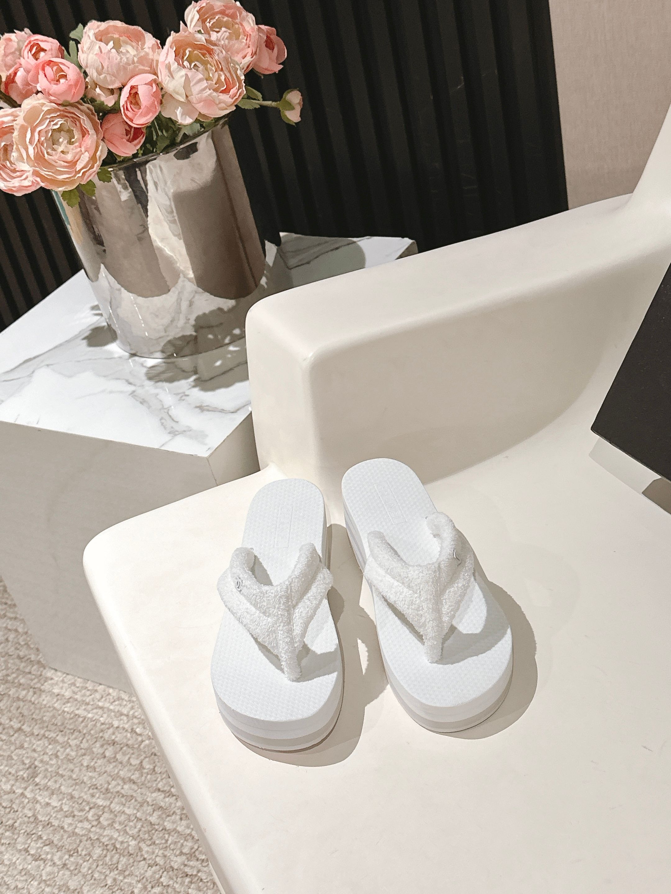 NO:416691,CHANEL 25ss summer new style, foot-clip flops, beach-friendly Chanel 2025 latest Chanel hit, summer foot-clip slippers, versatile and slimming style, a slipper with a great appearance, is a perfect match for any combination!  Lazy slippers are worth recommending. Original mold-opening foaming and non-slip sole. Size 35-40 (40 customized), split-toe shoes, chanel, chanel, slippers19860909CHANEL 香奈儿 25ss 夏季新款 夹脚人字拖 海滩必备款 Chanel 2025香奈儿最新爆款 夏季夹脚拖鞋 百搭显脚瘦气质款,颜值爆棚的一款拖鞋,任意搭配都很绝！懒人拖鞋值得推荐 原版开模发泡防滑大底 码数35-40（40 定做）,分趾鞋,chanel,chanel,slippers,Women's Shoes