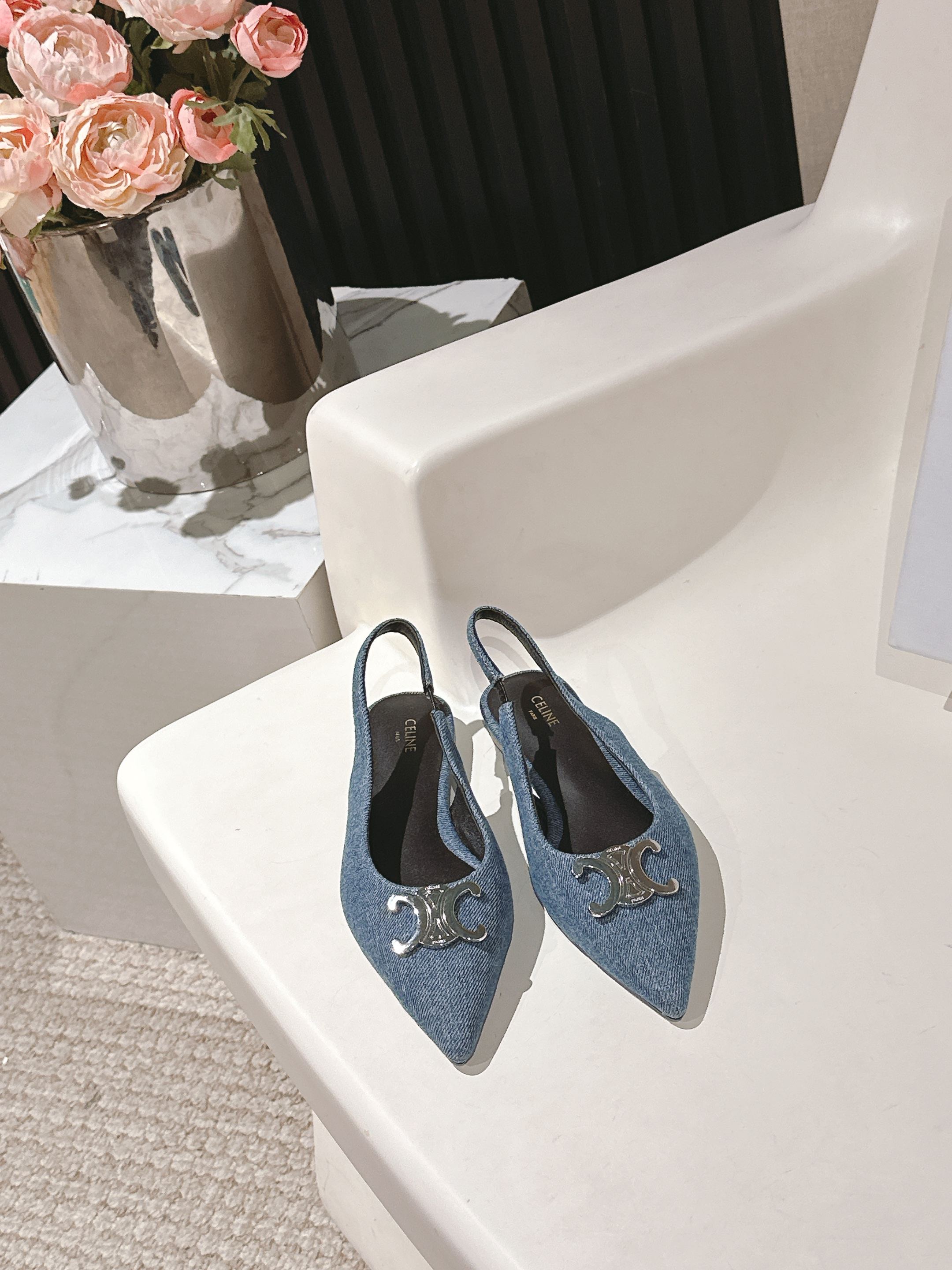 NO:416676,High-version 'CELINE' Celine 25ss·The most beautiful black silver pointed-toe kitten heels in early spring~ Silin's iconic hardware buckle is high-end and elegant, and she looks slim on her feet, which is a perfect item for everyday use!  5cm kitten heels are easy and stress-free and not picky at all. Chic is very popular (ZP mold hardware, ZP custom fabric original calf leather satin) Customized upper imported calf open beads and satin inner imported sheepskin sole ZP genuine leather sole size 35-39 (40 can be customized without return and exchange!) (full package), sandals, celine, celine, sandals, high heels, cowhide, sheepskin, silk fabric, Leather soles19860909高版本 「CELINE」赛琳25ss·早春最美黑银尖头小猫跟高跟鞋～ 思琳标志性的五金扣高级优雅·上脚显瘦得来超有气质～百搭日常着用都是一绝的单品！5cm的小猫跟轻松无压力还一点都不挑人·chic到爆（ZP开模五金、ZP订做面料原版小牛皮 绸缎） 鞋面定制进口小牛开边珠、绸缎 内里进口羊皮 鞋底ZP真皮大底 码数35-39（40可定做不退换！）（全套包装）,凉鞋,celine,celine,sandals,high heels,cowhide,sheepskin,silk fabric,Leather soles,Women's Shoes