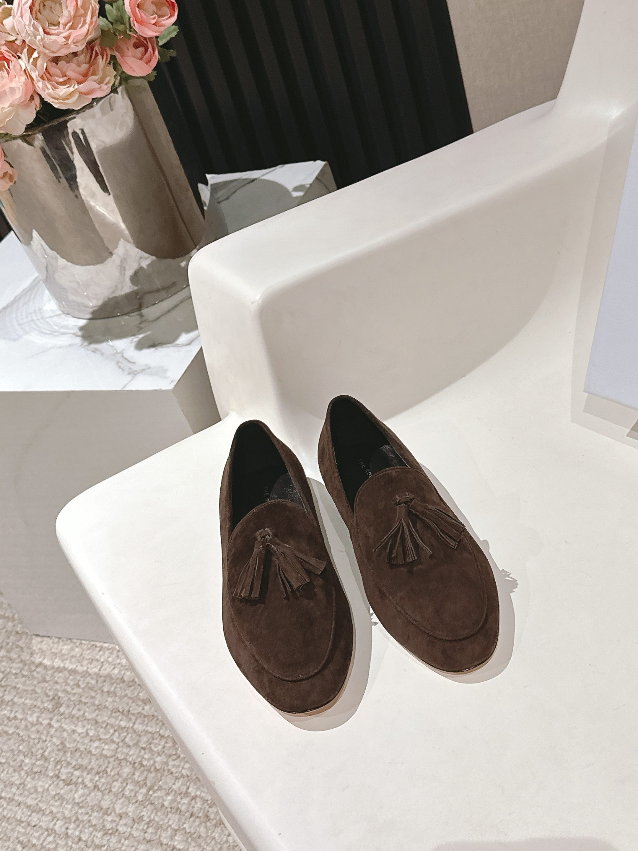 NO:387973,The row25s new retro tassel loafers minimalist design style, super slim and comfortable to wear, and everyday match with skirts and pants are invincible and beautiful!  The upper is made of original custom material. The inner foot pads are all mixed-bred sheepskin. Imported leather sole from Italy. Size35-39 (40 41 42 43 customized), loafers, skirts, sheepskin, Leather soles19860909The row25s新品复古 流苏乐福鞋  极简主义的设计风格 上脚超级显瘦又舒适 日常随心搭配裙子 裤子 都无敌好看！ 鞋面采用原版定制材质 内里垫脚均为混种羊皮 意大利进口真皮大底 Size35-39（40 41 42 43 定制）,乐福鞋,loafers,skirts,sheepskin,Leather soles,Women's Shoes