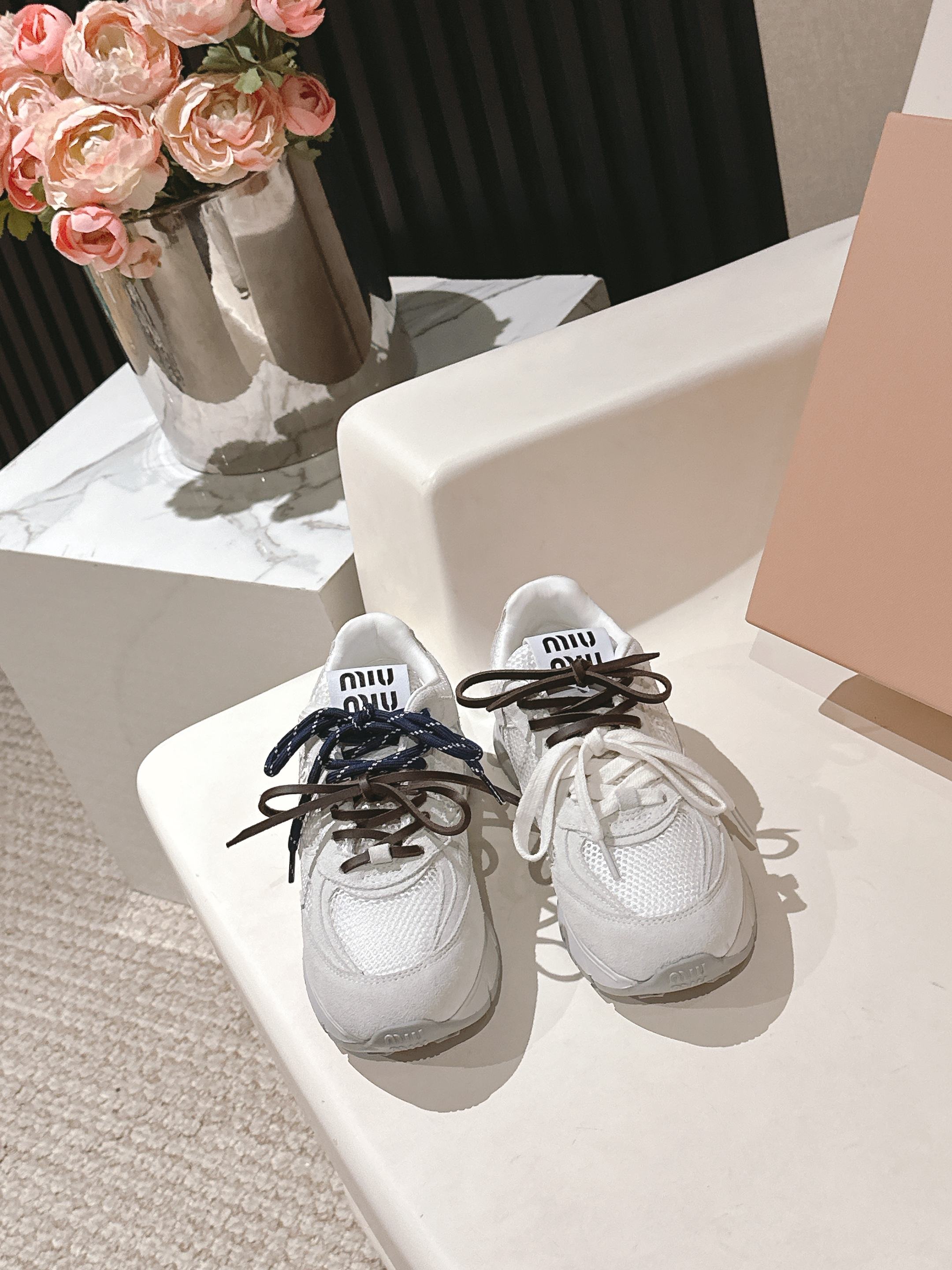 NO:387961,Miumiu Miu's latest American retro style dad shoes sports shoes ~ The most popular sneakers are a must-have ~ old fashioned, simple and high-end, very comfortable to match on the feet, must-have for the year The latest catwalk sports dad shoes are a hit by domestic and foreign bloggers, Xiaohongshu grass planting series, retro and fashionable, beautiful and simple sports board shoes design, highly recognizable tongue, creating a Buddhist sweet casual style~~ The aura on the feet is very casually matched Mainstream double shoelace design, the main feature is imported cowhide leather mesh material, mixed-bred sheepskin inside, original private model outsole Size.35-40, casual shoes/sports shoes, miumiu, sneakers, cowhide, sheepskin19860909miumiu缪缪最新款美式复古风老爹鞋 运动鞋 ~ 颜值担当火爆款运动鞋 不得不入的一款～做旧时尚,简约高级 随意搭配上脚非常舒适,年度必入款 最新走秀款运动老爹鞋国内外博主刷爆的一款,小红书种草系列,复古又时髦上脚美炸了简约的运动板鞋设计,极具辨识度的鞋舌,打造佛系甜美的休闲风~~上脚气场十足随意搭配 主流双鞋带设计 主打一个时尚选用进口牛皮磨砂皮网纱材质,内里混种羊皮里,原版私模大底 Size.35-40,休闲鞋/运动鞋,miumiu,sneakers,cowhide,sheepskin,Women's Shoes