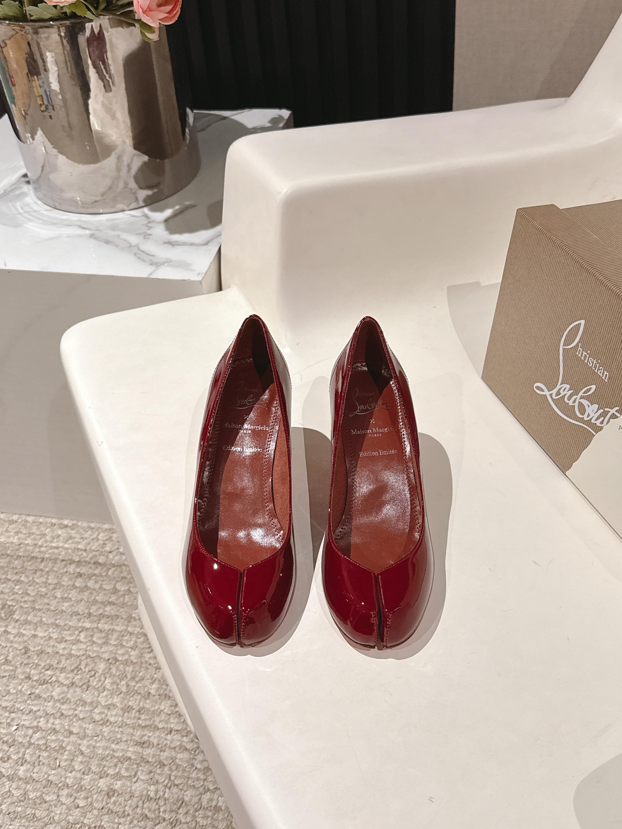 NO:416659,Christian Louboutin CL Majira co-branded red-soled shoes‖ Global limited edition!  Blessings from Las Vegas are inspired by the colorful neons in Las Vegas. Handmade, exquisite craftsmanship collection-level works. Absolutely eye-catching existence. Transparent mesh hot various crystal diamonds. Suitable for all parties. Unbeaten classic. Full original one-to-one mold customization. Fabric mesh hot diamonds. Imported soft sheepskin inner footbed. The original sole is consistent with genuine leather sole. Heel height 10.5cm. Size 35-39 (40/41 custom made without return and exchange) standard code. Packaging with cloth bags, cards, split-toe shoes and high heels. christian louboutin,masion masion magiela, high heels, sheepskin19860909ChristianLouboutin路铂廷 CL马吉拉联名红底鞋‖ 全球限量！来自拉斯维加斯的祝福灵感来自拉斯维加斯的炫彩霓虹 手工制作,精致工艺收藏级作品 绝对吸睛的存在 透明网纱烫各种水晶钻 适合各种聚会 不败的经典 全原版一比一开模定制 面料网纱烫钻 内里进口柔软绵羊皮内里垫脚 大底原版一致真皮底 跟高10.5cm Size 35-39（40/41定做不退换）标准码 包装配布袋、卡片,分趾鞋高跟鞋,christian louboutin,masion margiela,high heels,sheepskin,Women's Shoes