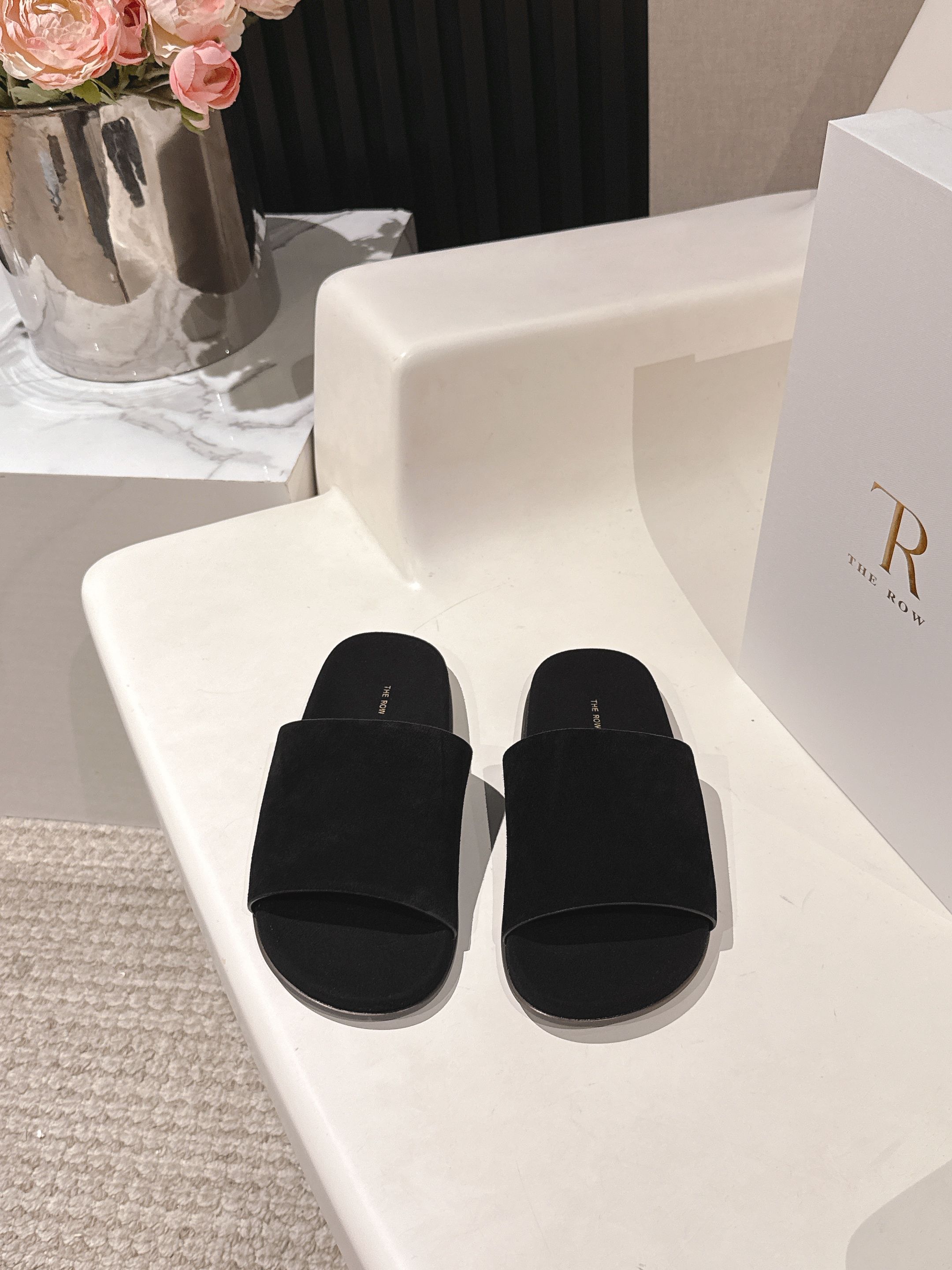 NO:416651,The Row 25ss new one-piece slippers I fell in love with this shoe at first sight. It looks good with a little retro flavor and is always minimalist. It has no logo embellishment. Simple is high-end. This is definitely a must-have item for fashionable women!  The whole pair of shoes seems simple, but the craftsmanship is difficult. It is made by the master, super waste. It is comfortable, soft and skin-friendly to wear on your feet. You should not worry about the feeling of your feet. It is inevitable to wear it. If you don’t wear it, you don’t want to take it off when wearing it. If you have high requirements for the feeling of your feet, you can close your eyes and enter it. It is simple and versatile!  Imported high mercerized sheep velvet, delicate and soft feel, very comfortable and soft, sample open molded sole Size35-40 (40 custom made without return), slippers, slippers19860909The Row 25ss新款一片式拖鞋 第一眼看到这个鞋子就爱上了,带点复古味随意搭配都好看,一贯极简风格,没有任何logo点缀,简单即是高级,这款绝对是时髦女性的必备单品！ 整双鞋子看似简单其实工艺很难,老师傅制作,超级废料,上脚裸穿舒适柔软亲肤,脚感方面完全不可担心,好穿是必然的,穿若无穿的上脚体验,穿上就不想脱的款,对脚感要求高的闭眼入它,简约百搭款！ 面料进口高丝光羊反绒,手感细腻柔软,非常舒适柔软,样板开模大底 Size35-40（40定做不退换）,拖鞋,slippers,Women's Shoes