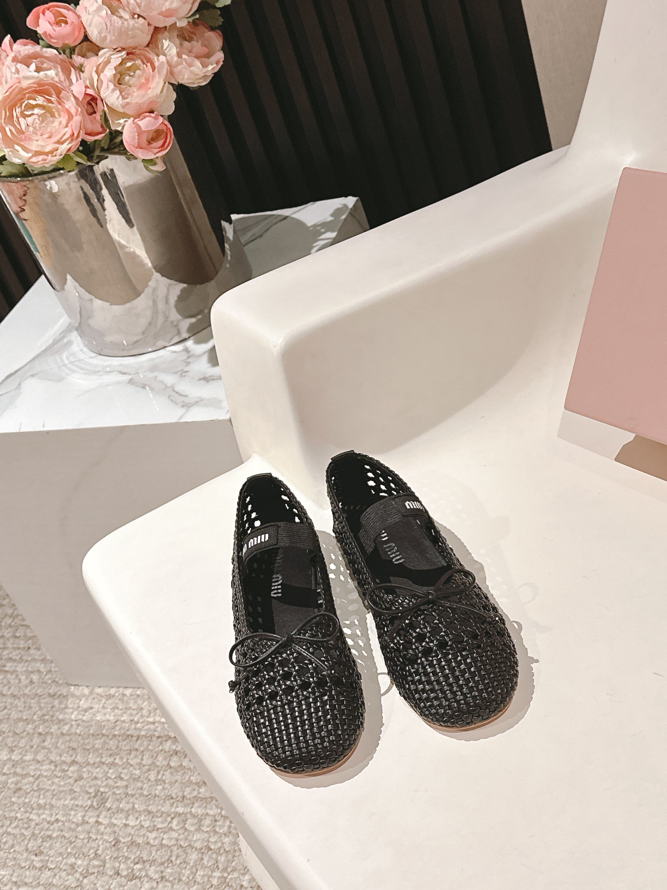 NO:416646,Miumi*2025 spring and summer new woven ballet shoes, full of high-end feel, this season's ballet shoes are really sweet again hitting the soft shoes of the girl's heart, super texture, and it makes people can't help dancing on the same version of woven cowhide fabric, sheepskin footbed, private mold rubber non-slip wear-resistant sole, size 35-39# (40# custom made without return or exchange), ballet shoes, miumiu, cowhide, sheepskin19860909miumi*2025春夏新款编织芭蕾舞鞋,满满的高级感这一季的芭蕾舞鞋,真的好甜再次击中少女心柔软的鞋子,质感超强,穿上让人忍不住翩翩起舞对版编织牛皮面料,羊皮垫脚,私模橡胶防滑耐磨大底,尺码35-39#（40#订做不退换）,芭蕾舞鞋,miumiu,cowhide,sheepskin,Women's Shoes