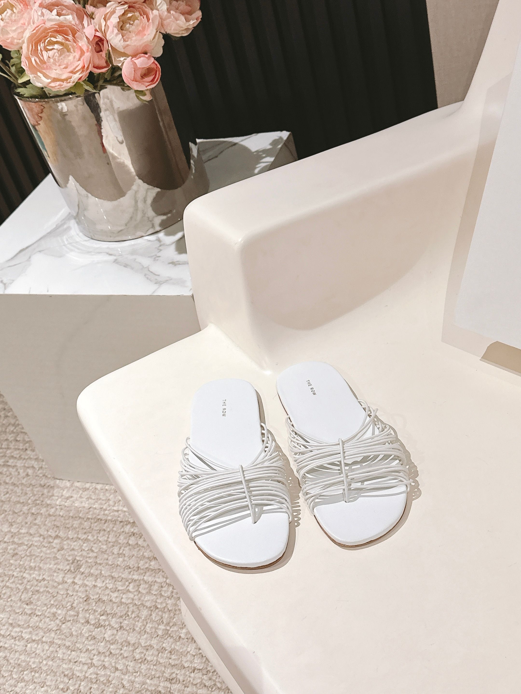 NO:416640,The Row's new product is a hot and bright color in the fashion circle. The flexible strings are intertwined and are casually outlined like artistic lines. Cleverly wrapped around the feet to outline a unique outline. Simple flat design shows a lazy and relaxing feeling, but without losing the exquisite style. One foot in, and instantly opens the fashionable summer mode and easily becomes the focus of the street. Upper, elastic rope, imported sheepskin, outsole, imported leather soles. Size35-39 (40 fixed) Price, slippers, slippers, sheepskin, Leather soles19860909The Row新品 是时尚圈的一抹热辣亮色 灵动的细绳纵横交织 似艺术线条随性勾勒 巧妙缠绕于足间 勾勒出别致轮廓 简约平底设计 尽显慵懒松弛感,却又不失精致格调 一脚蹬入,了瞬间开启时髦夏日模式 轻松成为街头焦点 鞋面 弹力绳 内里进口羊皮 大底进口真皮大底 Size35-39（40定） Price,拖鞋,slippers,sheepskin,Leather soles,Women's Shoes