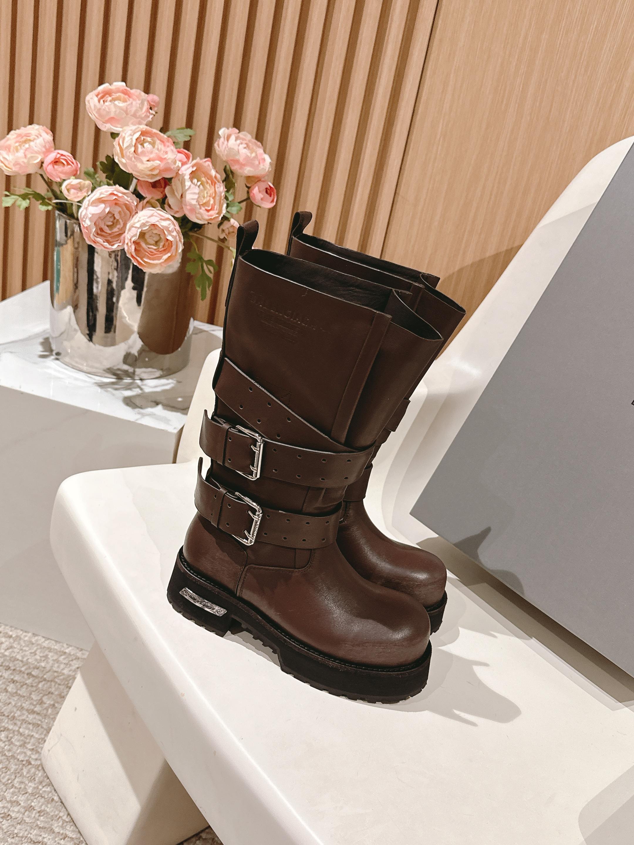 NO:421728,Women's Model Men's Model #Balenicaga Cool Girls Must-have Series Dark Style Venom Boots Fashion Darlings Added another general!  As soon as he appears, his aura is fully opened!  The unique folding design, paired with a personalized metal buckle, breaks the rules and takes an unruly attitude every step. The leather has a high-quality texture, a restrained and luxurious luster, and the details show its ingenuity!  Whether it is paired with a loose T-shirt in the street style or a capable work pants, it can instantly enhance the overall look's fashion!  Become the focus of attention!  Wear it, you will be the leader of urban trends, blooming in the crowd with your dark charm!  Black Swan Family is exclusive and released first!  Carefully develop quality!  From mold opening to leather original!  All one to one!  Imported leather is slightly expensive but the texture is deep in my heart!  The most detailed thing is the choice of hardware. It seems simple, but it doesn’t fit the original version on the market!  Finally, open the model and customize it privately!  Really made with care!  !  Material cowhide, inner lining, rubber sole, shoe size, women's model 35-39/40 41 Customized, non-return, men's model 40-46/45 46 Customized, non-return, boots, balenciaga, boots, tees, t-shirt, cowhide19860909女款 男款 #巴黎世家酷女孩必备系列 暗黑风格毒液靴 时尚宠儿又添一员大将！一出场就气场全开！ 独特的翻折设计,搭配搭配个性金属扣带,打破常规,每一步都走出不羁态度.皮革质感高级,光泽内敛又奢华,细节之处尽显匠心！ 无论是搭配街头风的宽松T恤,还是干练的工装裤,它都能瞬间提升整体造型的时尚度！成为吸睛的焦点！ 穿上它,你就是都市潮流的引领者,在人群中绽放独属于你的暗黑魅力！ 黑天鹅家专属独家最先发售！用心研发品质！从开模到皮质原版！全部一比一！进口皮料,略贵但是做出来的质感深的我心！最细枝末节的就是五金的选择,看似简单,但是市面上都不符合原版！最后开模私人订制！真真的用心制作！！ 材质牛皮 内里牛里 大底橡胶大底 鞋码女款35-39/40 41定制不退换  男款40-46/45 46定制不退换,靴子,balenciaga,boots,tees，t-shirt,cowhide,Women's Shoes