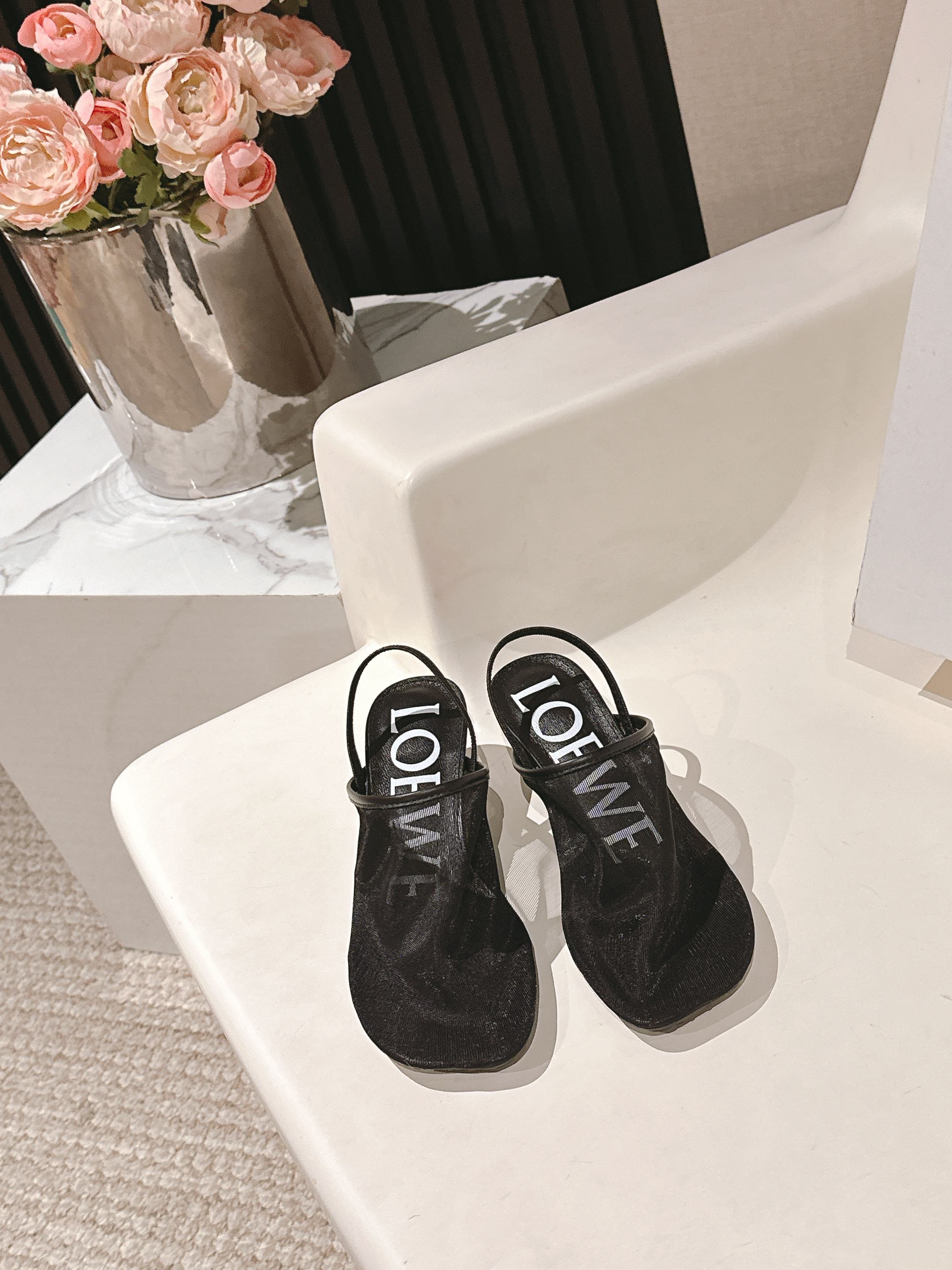 NO:416637,Purchase level LoewE 25ss summer bow slippers ice silk screen sandals real air-conditioned shoes, plus the faint beauty, it is really beautiful to wear!  !  !  Highly recommended, super lazy fashion drag, three ways to wear, same style as celebrity bloggers!  Imported metal cowhide fabric, imported ice silk mesh, imported sheepskin, heel height: 4.5cm, outsole: original beef tendon wear-resistant sole, Size35-40 (40 custom made, no return or exchange), sandals, loewe, loewe, sandals, slippers, cowhide, sheepskin19860909代购级 罗意威LOEWE 25ss 夏季 蝴蝶结拖鞋 冰丝网凉拖 真正空调鞋,加若隐若现的美感,上脚真的太美了！！！强烈推荐,超级懒人时装拖,三种穿法,明星博主同款！ 面料进口金属牛皮 进口冰丝网 内里进口羊皮 跟高:4.5cm 大底:原版牛筋耐磨底 Size35-40（40订做不退换）,凉鞋,loewe,loewe,sandals,slippers,cowhide,sheepskin,Women's Shoes