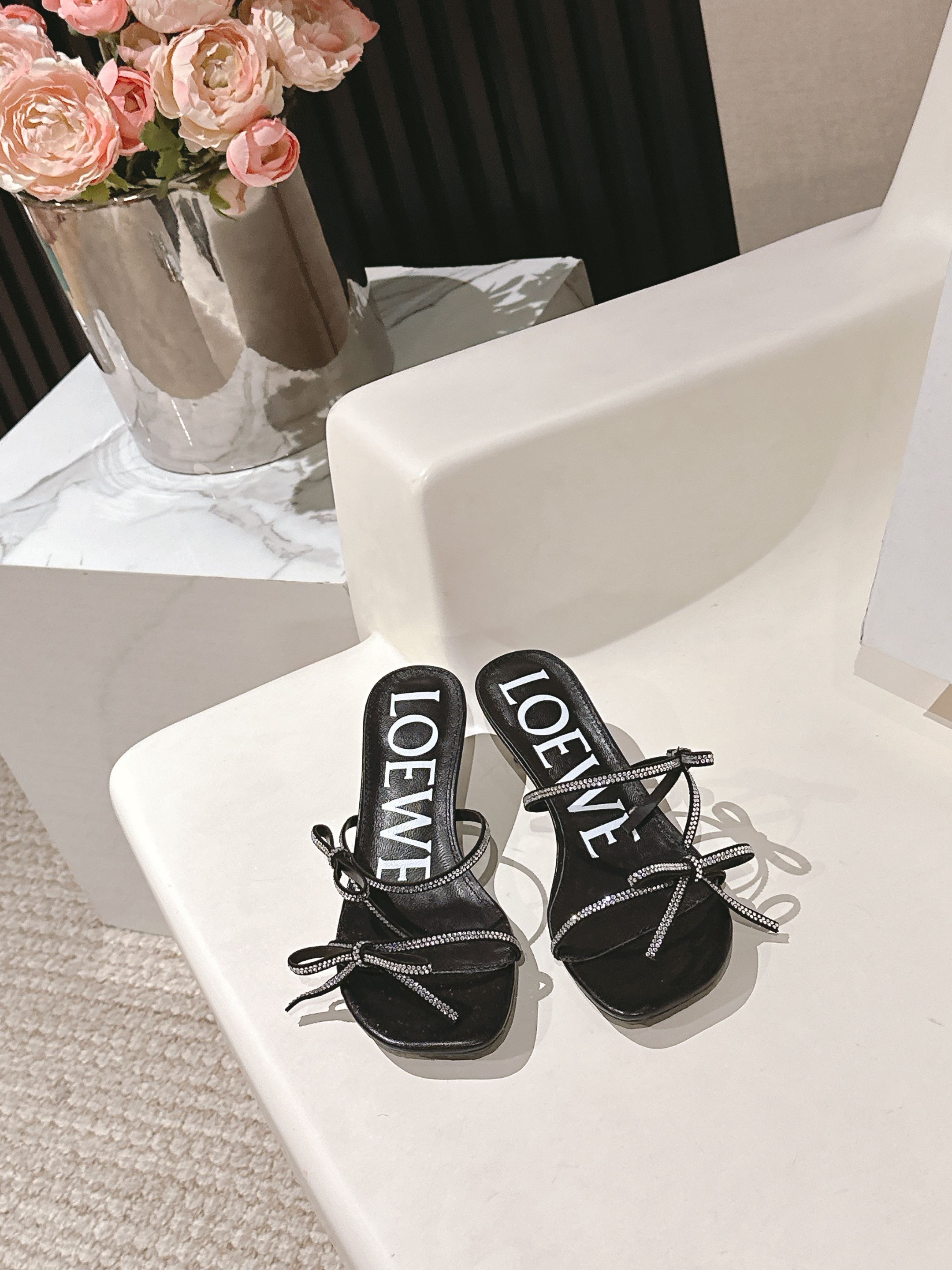 NO:407641,Purchase level LoewE 25ss summer bow slippers ice silk screen sandals real air-conditioned shoes, plus the faint beauty, it is really beautiful to wear!  !  !  Highly recommended, super lazy fashion drag, three ways to wear, same style as celebrity bloggers!  Imported metal cowhide fabric, imported ice silk mesh, imported sheepskin, heel height: 4.5cm, outsole: original beef tendon wear-resistant sole, Size35-40 (40 custom made, no return or exchange), slippers, loewe, loewe, slippers, cowhide, sheepskin19860909代购级 罗意威LOEWE 25ss 夏季 蝴蝶结拖鞋 冰丝网凉拖 真正空调鞋,加若隐若现的美感,上脚真的太美了！！！强烈推荐,超级懒人时装拖,三种穿法,明星博主同款！ 面料进口金属牛皮 进口冰丝网 内里进口羊皮 跟高:4.5cm 大底:原版牛筋耐磨底 Size35-40（40订做不退换）,拖鞋,loewe,loewe,slippers,cowhide,sheepskin,Women's Shoes