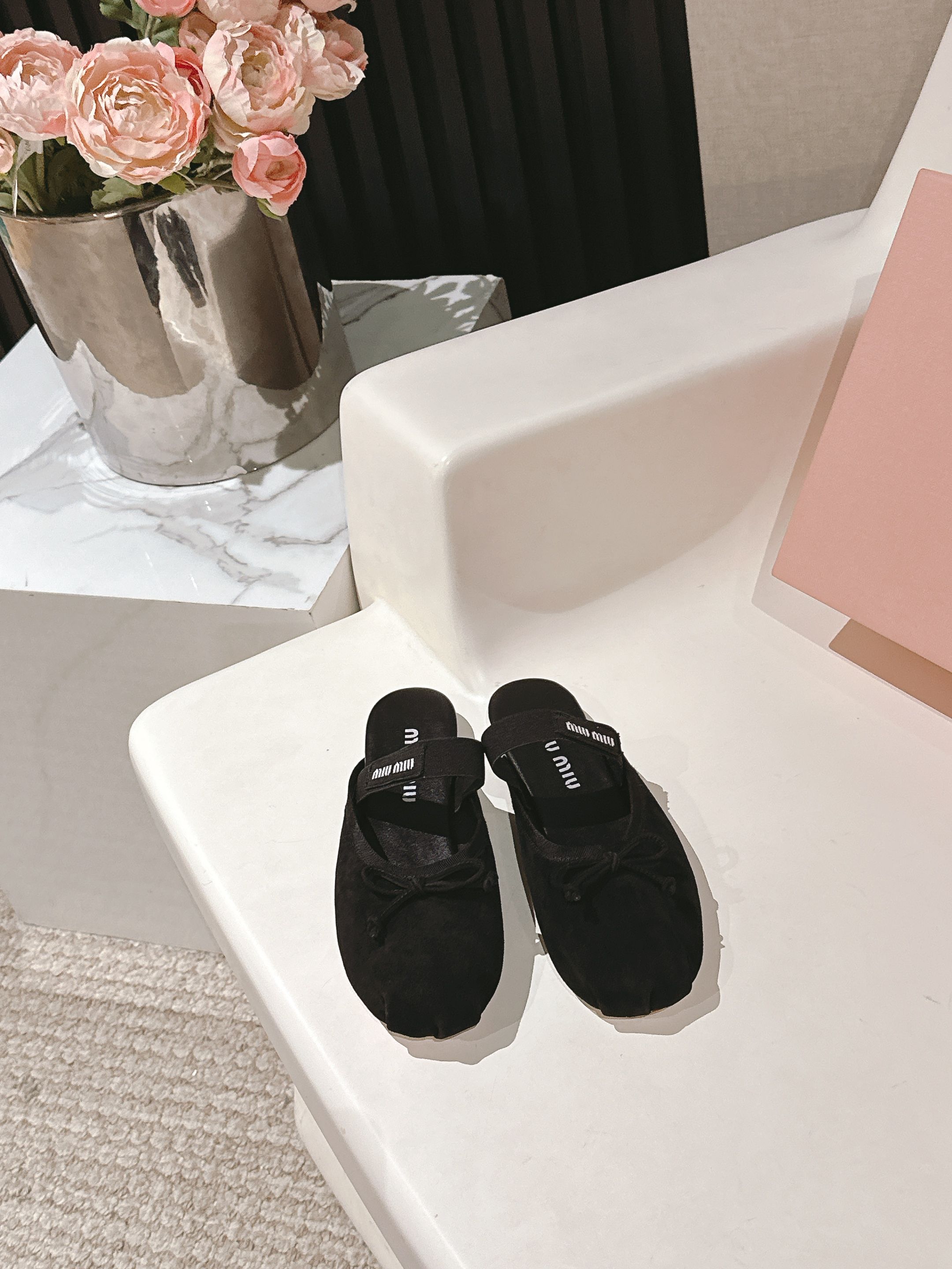 NO:406849,Miumiu French Fairy Ballet Dancing Shoes Upper uses original imported silk satin sheepskin inner footbed sheepskin, and imported Italian genuine leather sole!  Number of codes: 35–41 (40 41 custom made without return) with original packaging, semi-torque, miumiu, sheepskin, real silk, silk fabric, Leather soles19860909miumiu法式仙女芭蕾舞跳舞鞋鞋面采用原版进口真丝绸缎羊皮内里垫脚羊皮,意大利进口真皮大底！码数:35–41（40 41订做不退换）配原版包装,半拖,miumiu,sheepskin,real silk,silk fabric,Leather soles,Women's Shoes