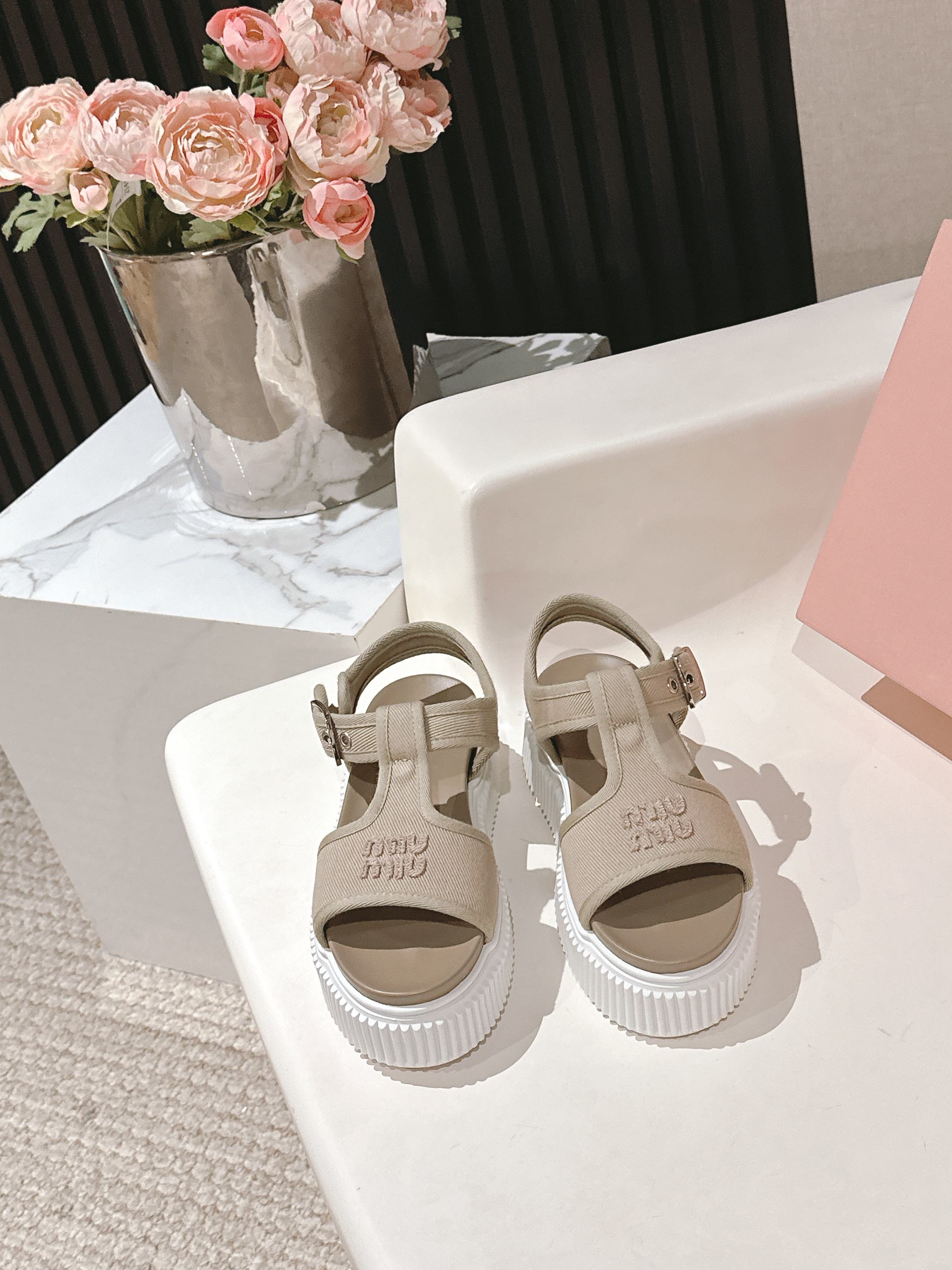 NO:406846,MiuMiu Miu 25 Spring New Style Thick-soled Cookie Sandals Latest Showcase, Classic Upgrade Comfort and Fashion Couple Each color is good, design and matching different styles. Original custom fabric upper lining: Original custom sheepskin lining, original open mold non-slip sole Shoe size: 35-40, sandals, miumiu, sandals, sheepskin19860909MiuMiu 谬谬 25春新款 厚底饼干凉鞋最新走秀款,经典升级 舒适度与时髦度并存 每个颜色搭配都好看,设计搭配不同风格需求 鞋面原版定制布 内里: 原版定制羊皮内里 大底原版开模防滑大底 鞋码: 35-40,凉鞋,miumiu,sandals,sheepskin,Women's Shoes