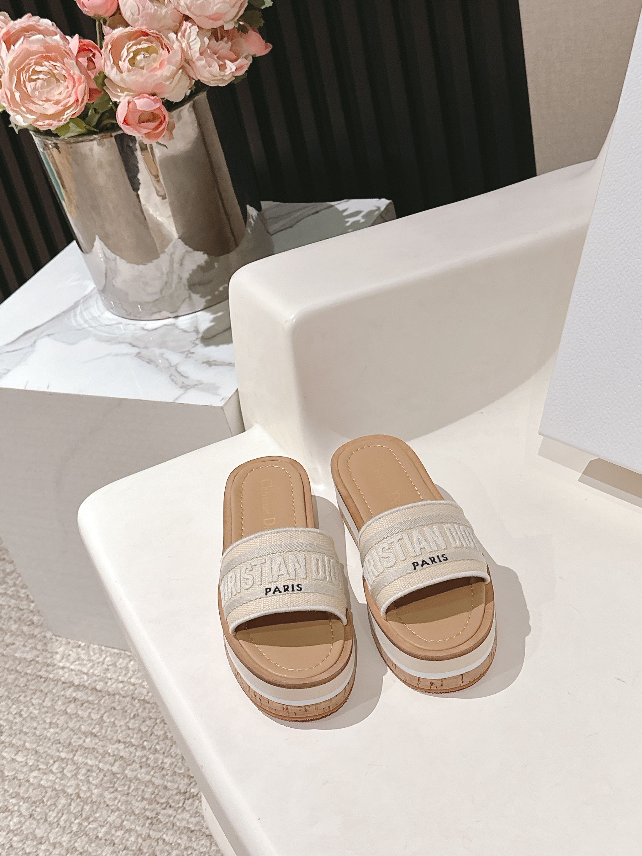 NO:406850,G133 #Dio 2025 early spring new loafers that you want at a glance are simple, generous, and low-key and luxurious!  Paired with the eye-catching Chanristian Dior logo buckle #very high-end, comfortable and beautiful to wear #you can wear it in spring, summer, autumn and winter!  Imported embroidery of upper, water-dyed cowhide inner sole original sole size35-40 (custom made in 40.41), slippers sandals, chanel, dior, dior, loafers, sandals, slippers, cowhide19860909G133 #迪奥2025早春新款乐福鞋一眼就想要的拖鞋凉鞋简单大方‘低调奢华！ 配上醒目的Chanristian Dior标志扣#非常高级 穿着舒适好看而且好搭配#春夏秋冬都以穿！ 鞋面进口刺绣 内里水染牛皮 鞋底原版鞋底 size35-40（40.41订做）,拖鞋凉鞋,chanel,dior,dior,loafers,sandals,slippers,cowhide,Women's Shoes