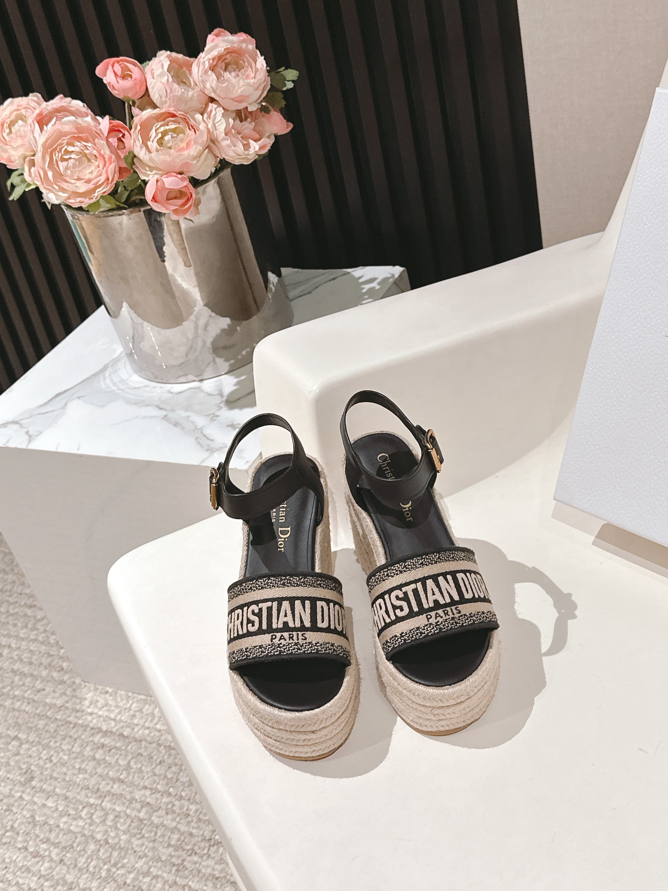 NO:406840,G133 #Dio 2025 early spring new loafers you want at a glance, strap slippers sandals are simple, generous, and low-key and luxurious!  Paired with the eye-catching Chanristian Dior logo buckle #very high-end, comfortable and beautiful to wear #you can wear it in spring, summer, autumn and winter!  Imported embroidery of upper, water-dyed cowhide inner sole original sole size35-40 (custom made in 40.41), slippers sandals, chanel, dior, dior, loafers, sandals, slippers, cowhide19860909G133 #迪奥2025早春新款乐福鞋一眼就想要的一字带拖鞋凉鞋简单大方‘低调奢华！ 配上醒目的Chanristian Dior标志扣#非常高级 穿着舒适好看而且好搭配#春夏秋冬都以穿！ 鞋面进口刺绣 内里水染牛皮 鞋底原版鞋底 size35-40（40.41订做）,拖鞋凉鞋,chanel,dior,dior,loafers,sandals,slippers,cowhide,Women's Shoes