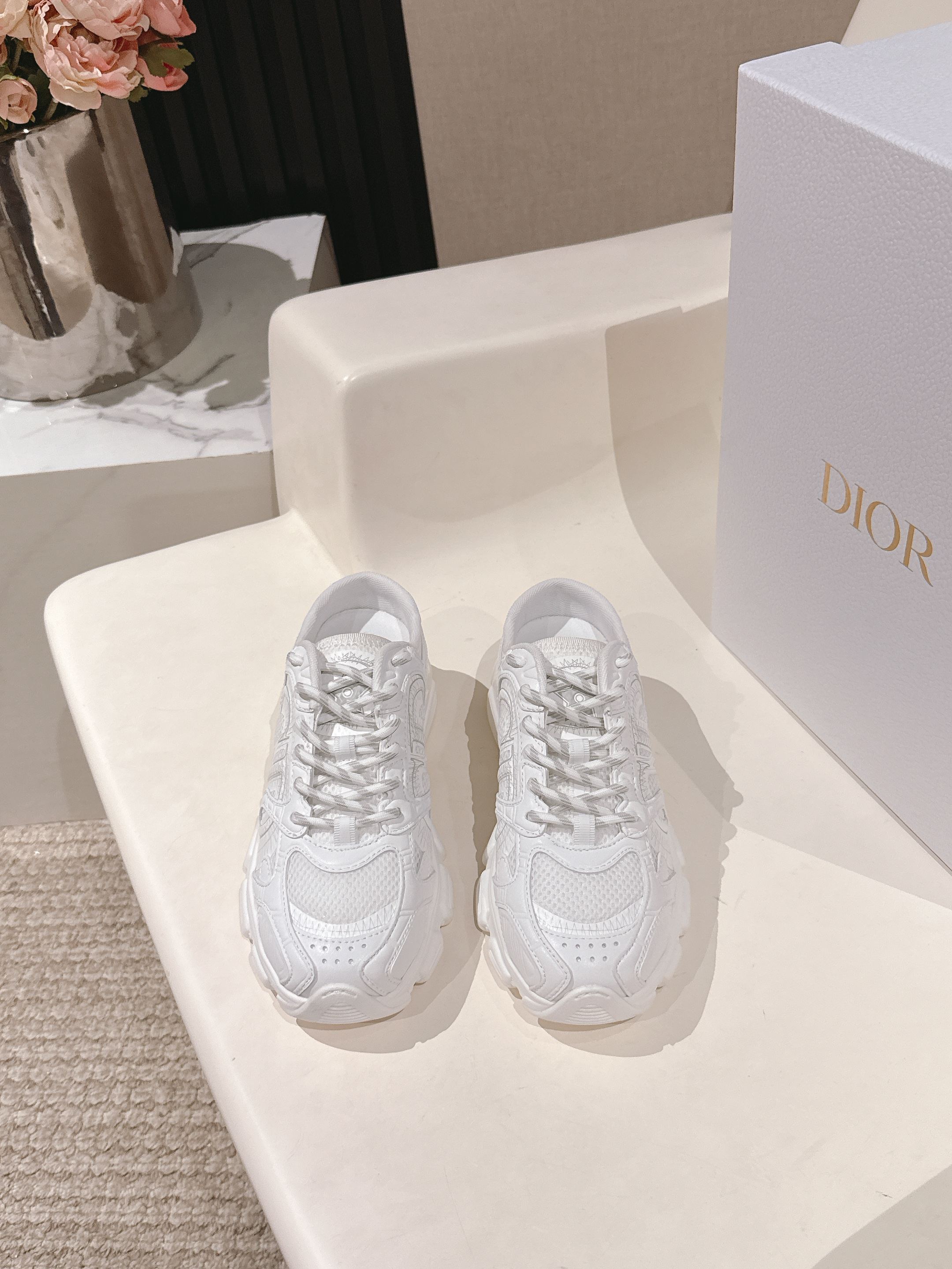 NO:406847,Dior Chrono series sneakers semi-twist This Dior chrono sneaker continues the long-lasting outline and is carefully made of mesh, so it will be very comfortable to wear. It is decorated with a special CD craft logo to enhance the style. The style is light and matched with the 'Christian Dior' logo thin sole, suitable for all seasons, can be matched with various casual styles to add the finishing touch. Classic and super durable upper cowhide splicing Original open molded outsole Size 35-41 size, dad shoes, dior, dior, sneakers, cowhide19860909Dior迪奥Chrono系列运动鞋 半拖  这款Dior chrono运动鞋延续经久不衰的轮廓,采用网纱精心制作,所以上脚会特别的舒服哦 饰以CD特殊工艺logo提升格调.款式轻盈搭配“Christian Dior”标志薄鞋底,四季皆宜,可与各式休闲造型搭配,增添点睛之笔 经典超耐看 鞋面牛皮拼接 原版开模大底Size35-41码,老爹鞋,dior,dior,sneakers,cowhide,Women's Shoes