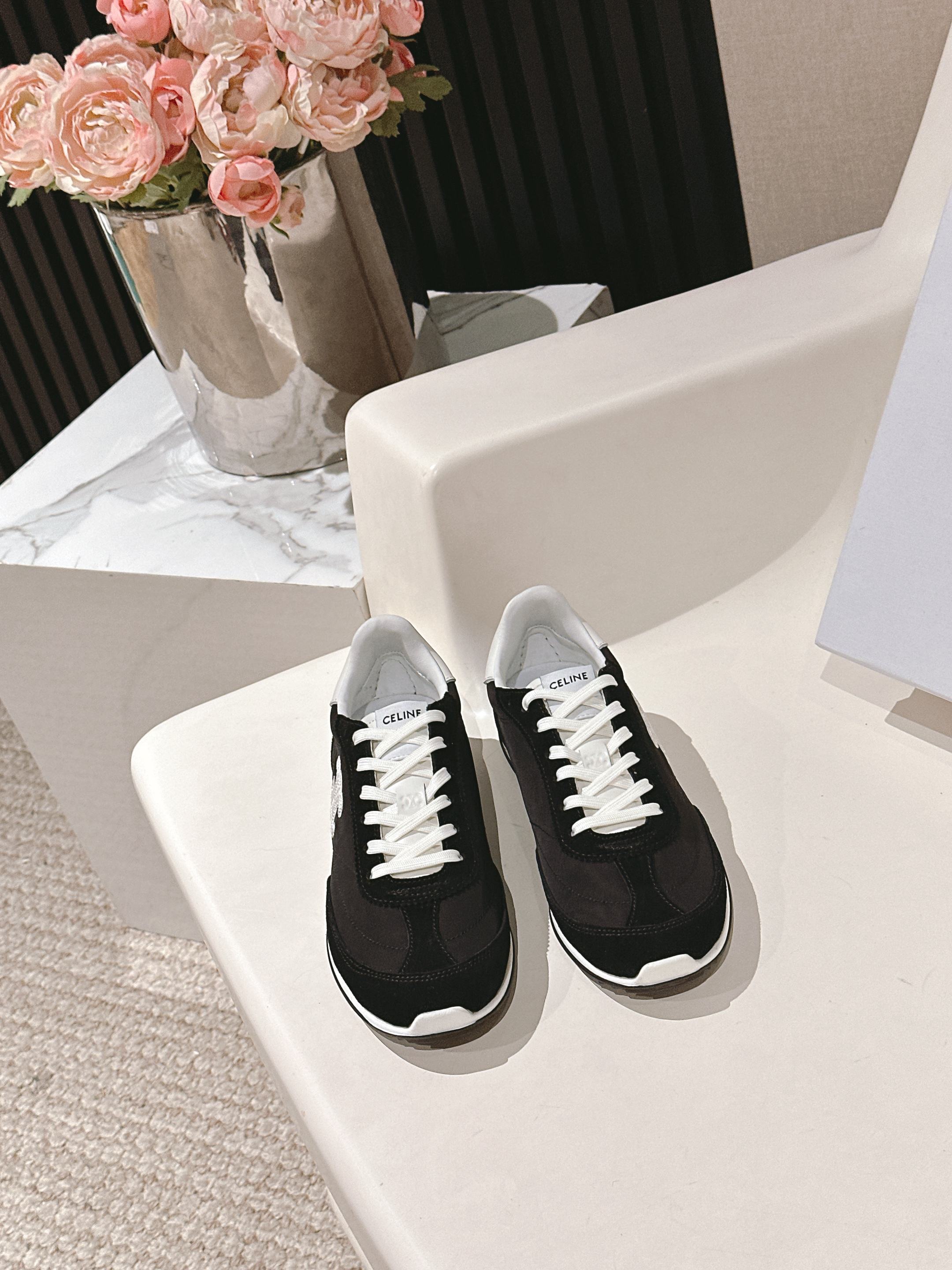 NO:407664,CELINE 25ss The latest Racer series for spring and summer Forrest Gump shoes Sports shoes Many celebrity fashion bloggers plant grass Forrest Gump shoes shoe design classic and never out of time Cool and versatile Whether it is sports style or casual wear on the street, it can perfectly adapt and easily enhance the texture of the overall shape. Moreover, the design of this pair of shoes is very suitable for the foot shape, not tired of walking, and is also breathable in spring and summer, and will not sweat. Whether you are shopping, traveling or exercising, it can become your best match. The upper 3D electric embroidery LOGO is particularly prominent. High mercerized cowhide cowhide splicing breathable cloth Original private mold outsole Size35-41 (40 41 Custom made no return or exchange), casual shoes/sports shoes, celine, sneakers, cowhide19860909CELINE思琳 25ss 春夏最新款Racer系列 阿甘鞋 运动鞋 超多明星时尚博主种草 阿甘鞋鞋型设计经典永不过时 酷帅又百搭无论是运动风穿搭 还是日常出街的休闲装,它都能完美适配,轻松提升整体造型的质感 而且这双鞋的设计很贴合脚型,走路不累脚,春夏穿着也很透气,不会闷汗 不管你是去逛街、旅行还是运动,它都能成为你的最佳搭子 鞋面3D电绣LOGO格外突出亮点 高丝光牛皮拼接透气布 原版私模大底 Size35-41（40 41 订做不退换）,休闲鞋/运动鞋,celine,sneakers,cowhide,Women's Shoes