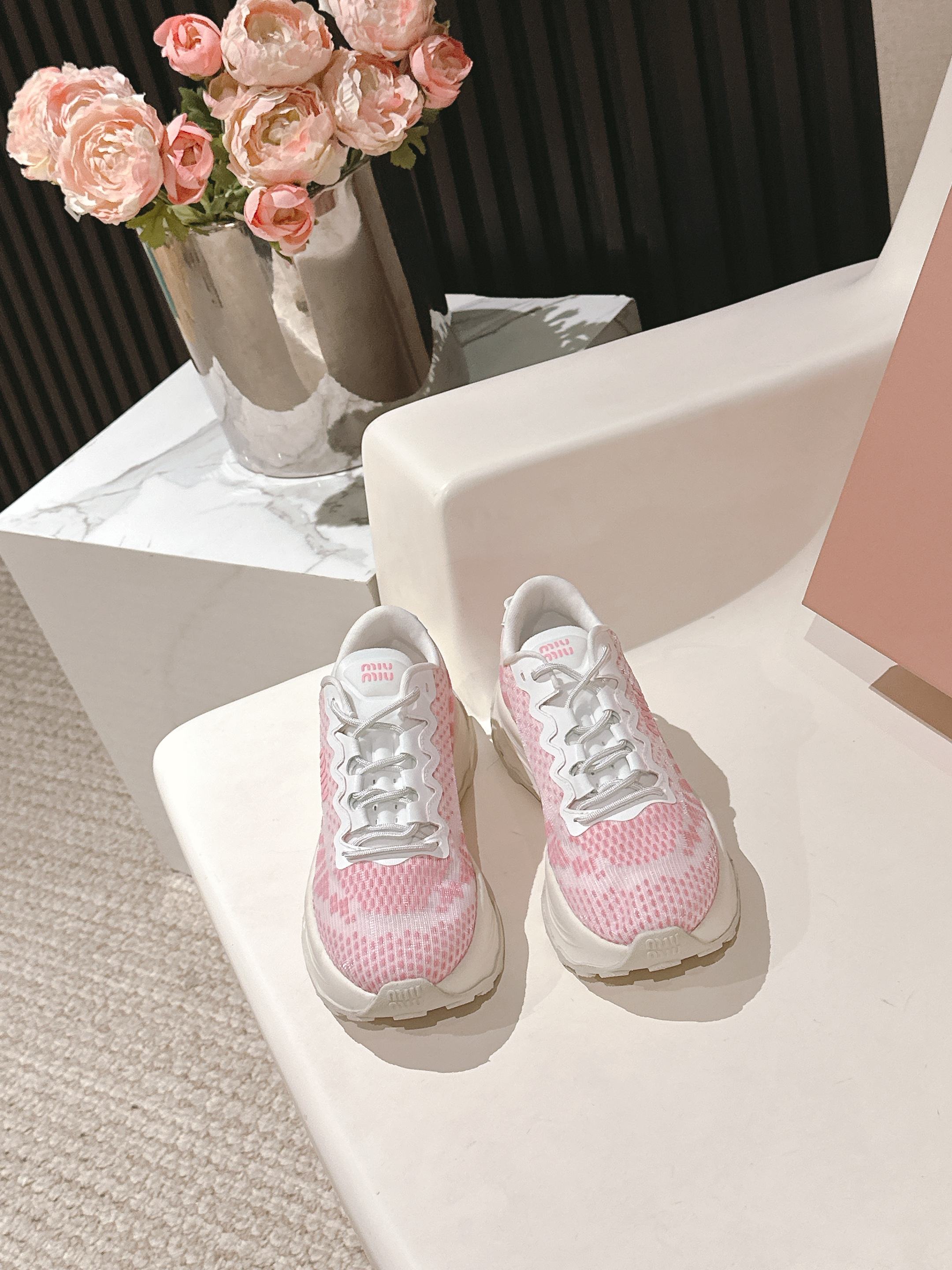 NO:409325,Miumiu25 new thick-soled sneakers can match in minimalist retro literary style, and it is also very nice to wear various socks. Super light and storm shoes are easier and more pleasant to walk on the side version of breathable flying fabric, breathable net inside, private mold high-density foam combination sole, size 35-40 40# customized non-return and exchange, casual shoes/sports shoes, miumiu, sneakers, socks19860909miumiu25新款厚底运动鞋极简复古文艺的风格都能搭,搭各式的袜子也很赞轻巧,超轻暴走神鞋行走更轻松愉悦对版透气飞织面料,透气网内里,私模高密度发泡组合大底,码数35-40 40#订做不退换,休闲鞋/运动鞋,miumiu,sneakers,socks,Women's Shoes