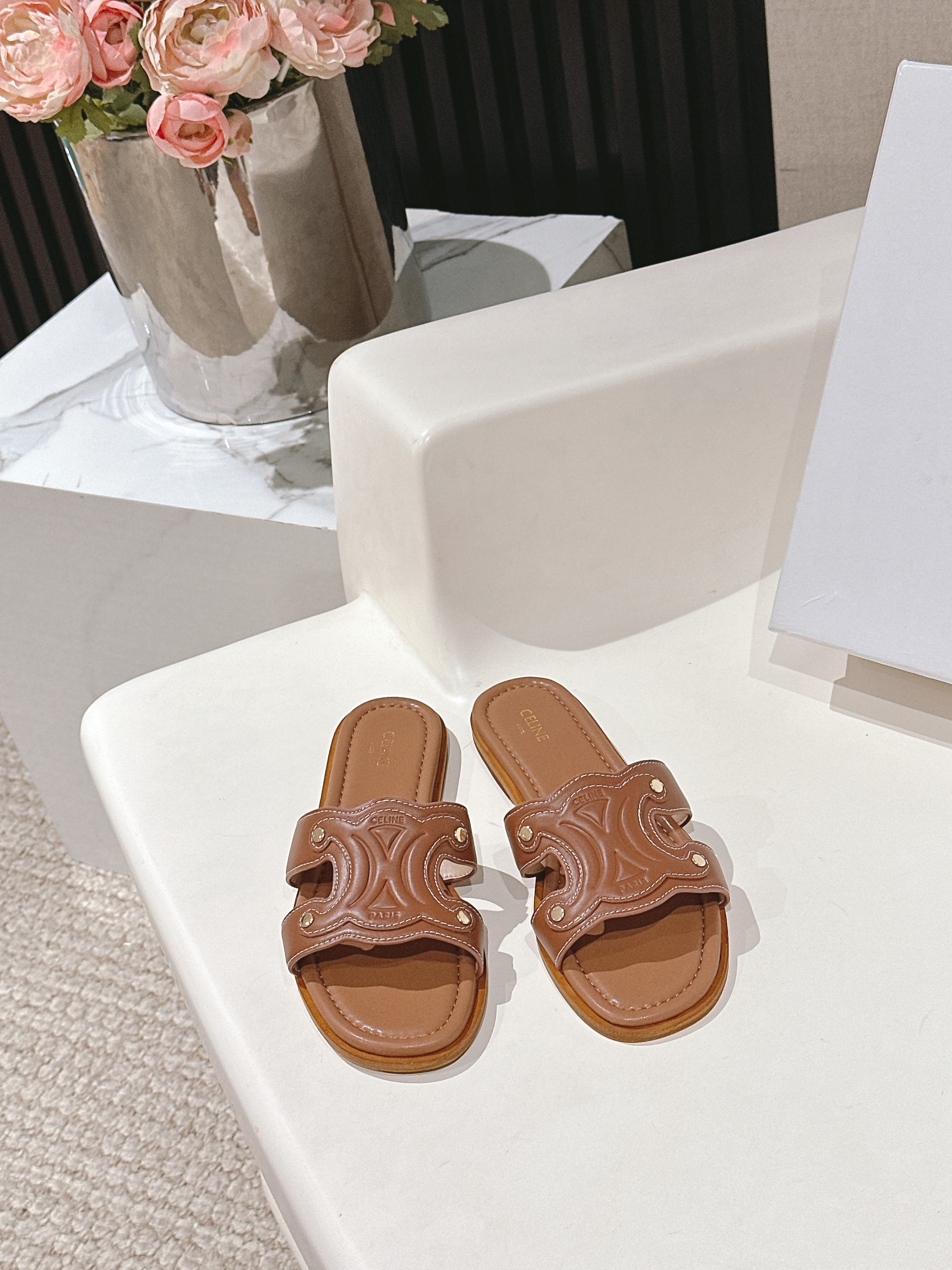 NO:409319,CELINE Purchase level 25 spring and summer new Arc de Triomphe retro Roman sandals slippers No pressure in and out of the counter, heavy industry version, refuse to see fake low goods Original last, N debugging, this one is absolutely Vintage retro flavor, upper material Original custom denim genuine leather outsole midsole size 35-40 (40 41 custom made without return or exchange), slippers, celine, sandals, slippers, Leather soles19860909CELINE 思琳 代购级别 25春夏新品凯旋门复古罗马凉鞋拖鞋 进出专柜无压力,重工版,拒绝一眼假low货 原版楦型,调试N次、这款上脚绝对Vintage复古风味十足 鞋面材质 原版定制牛仔布 真皮大底中底码数35-40(40 41定做不退换),拖鞋,celine,sandals,slippers,Leather soles,Women's Shoes