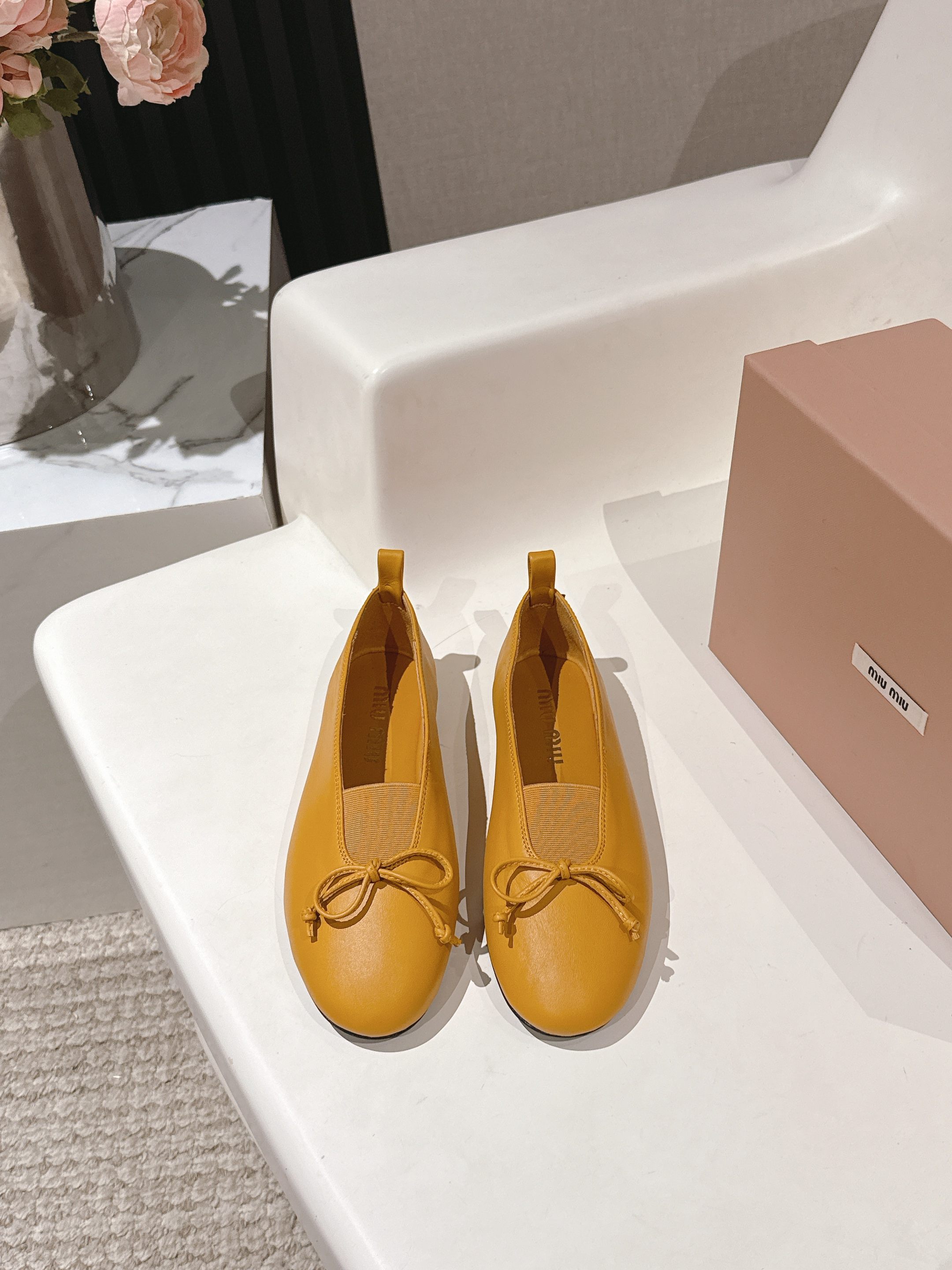 NO:416678,Miumi 2025 Miumi Spring and Summer New Ballet Shoes, full of high-end feel, this season's ballet shoes are really sweet again hitting the soft shoes of the girl's heart, super texture, and wearing them makes people unable to help dancing with the pair of sheepskin fabrics, sheepskin footbeds, genuine leather soles, size 35-41 (40 41 customized), ballet shoes, miumiu, sheepskin, Leather soles19860909miumi2025缪缪春夏新款芭蕾舞鞋,满满的高级感这一季的芭蕾舞鞋,真的好甜再次击中少女心柔软的鞋子,质感超强,穿上让人忍不住翩翩起舞对版绵羊皮面料,羊皮垫脚,真皮大底,尺码35-41 (40 41订做 ),芭蕾舞鞋,miumiu,sheepskin,Leather soles,Women's Shoes