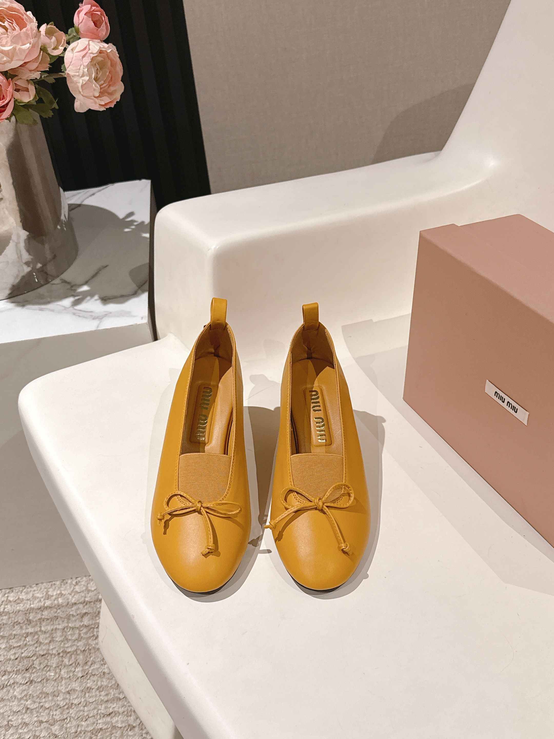 NO:416687,Miumi 2025 Miumi Spring and Summer New Ballet Shoes, full of high-end feel, this season's ballet shoes are really sweet again hitting the soft shoes of the girl's heart, super texture, and wearing them makes people unable to help dancing with the pair of sheepskin fabrics, sheepskin footbeds, genuine leather soles, heel height 5 sizes 35-41 (40 41 customized), ballet shoes, miumiu, sheepskin, Leather soles19860909miumi2025缪缪春夏新款芭蕾舞鞋,满满的高级感这一季的芭蕾舞鞋,真的好甜再次击中少女心柔软的鞋子,质感超强,穿上让人忍不住翩翩起舞对版绵羊皮面料,羊皮垫脚,真皮大底,跟高5 尺码35-41 (40 41订做 ),芭蕾舞鞋,miumiu,sheepskin,Leather soles,Women's Shoes