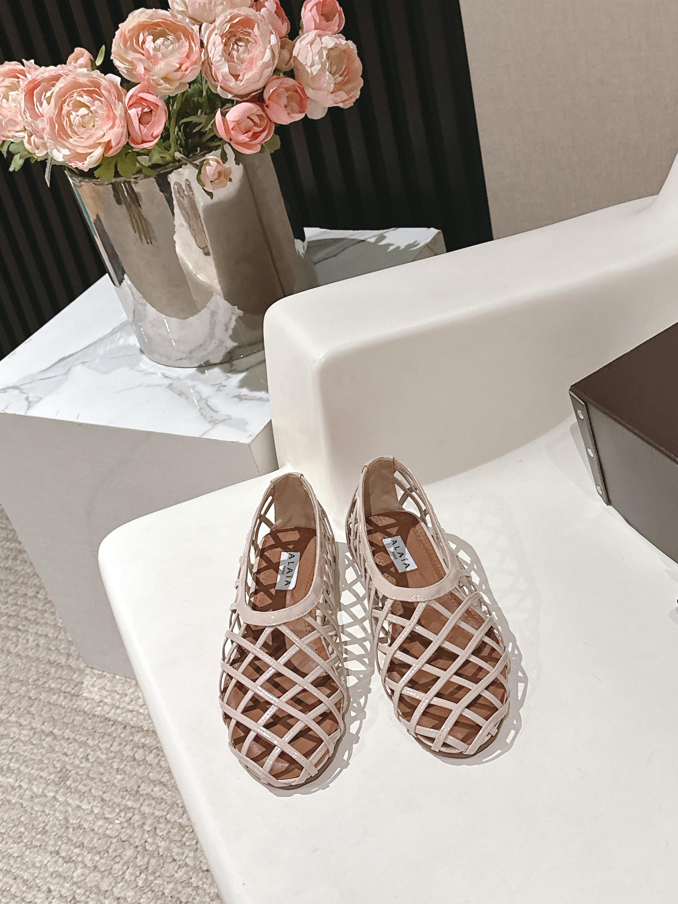 NO:416654,/ Alaia's new leather fishing net single shoes Alaia's new fishing net shoes come out. The leather weaving is more fashionable and personalized. Breathable and comfortable, one of the essential ballet shoes for summer vacations. Alaia's ultimate comfort and versatility. The cross-belt design has a ballet feeling. The same style as Zhang Xiaohui, sweet and cool ballet style. A very popular ballet shoes, romantic and charming. Original custom cowhide, sheepskin inner private mold rubber non-slip sole. Size 35-42 (40.41.42 custom made without return or exchange), single shoes, alaia, cowhide, sheepskin19860909/ 阿莱亚新款皮面渔网单鞋 Alaia 新款渔网鞋来咯 皮质编织更显时尚个性. 透气舒适,夏日度假必备的芭蕾舞鞋之一,兜兜转转还得是Alaia 极致的舒适和百搭 交叉带的设计有种芭蕾舞的感觉 章小蕙同款 甜酷芭蕾风 人气超高的一款芭蕾舞鞋,浪漫又迷人 原版订制牛皮 羊皮内里 私模橡胶防滑大底 码数35-42（40.41.42订做不退换）,单鞋,alaia,cowhide,sheepskin,Women's Shoes