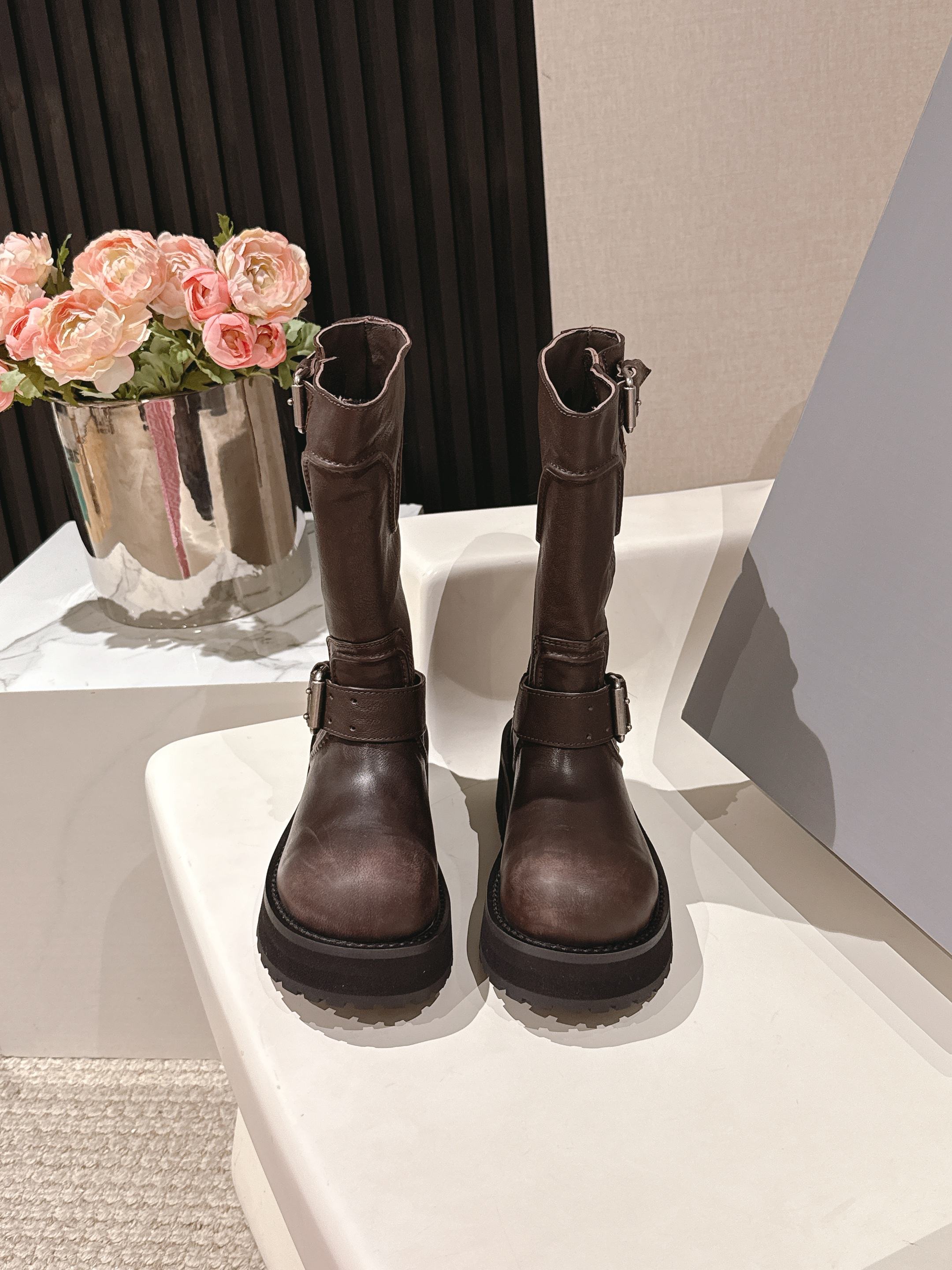 NO:424271,Balenciaga motorcycle boots Customized matte natural fall calfskin/aging and destructive craftsmanship effect Customized inner mid-gloss cowhide Hardware customized pure copper matte silver brushed aged version Outsole 3-layer combination - leather edge strip / rebound wear-resistant velvet / tire rubber outsole Size 35-39 (40 41 fixed) Men's 39-45 (46 fixed) Price women's price men's, boots, balenciaga, balenciaga, boots, cowhide19860909Balenciaga巴黎世家款机车靴 面料定制哑光自然摔小牛皮/做旧破坏工艺效果 内里定制中光牛皮 五金定制纯铜哑银色拉丝做旧版本 大底3层组合-真皮沿条/回弹耐磨绒/轮胎橡胶外底 码数女35-39（40 41定） 男39-45（46定） 价格女款 价格男款,靴子,balenciaga,balenciaga,boots,cowhide,Women's Shoes