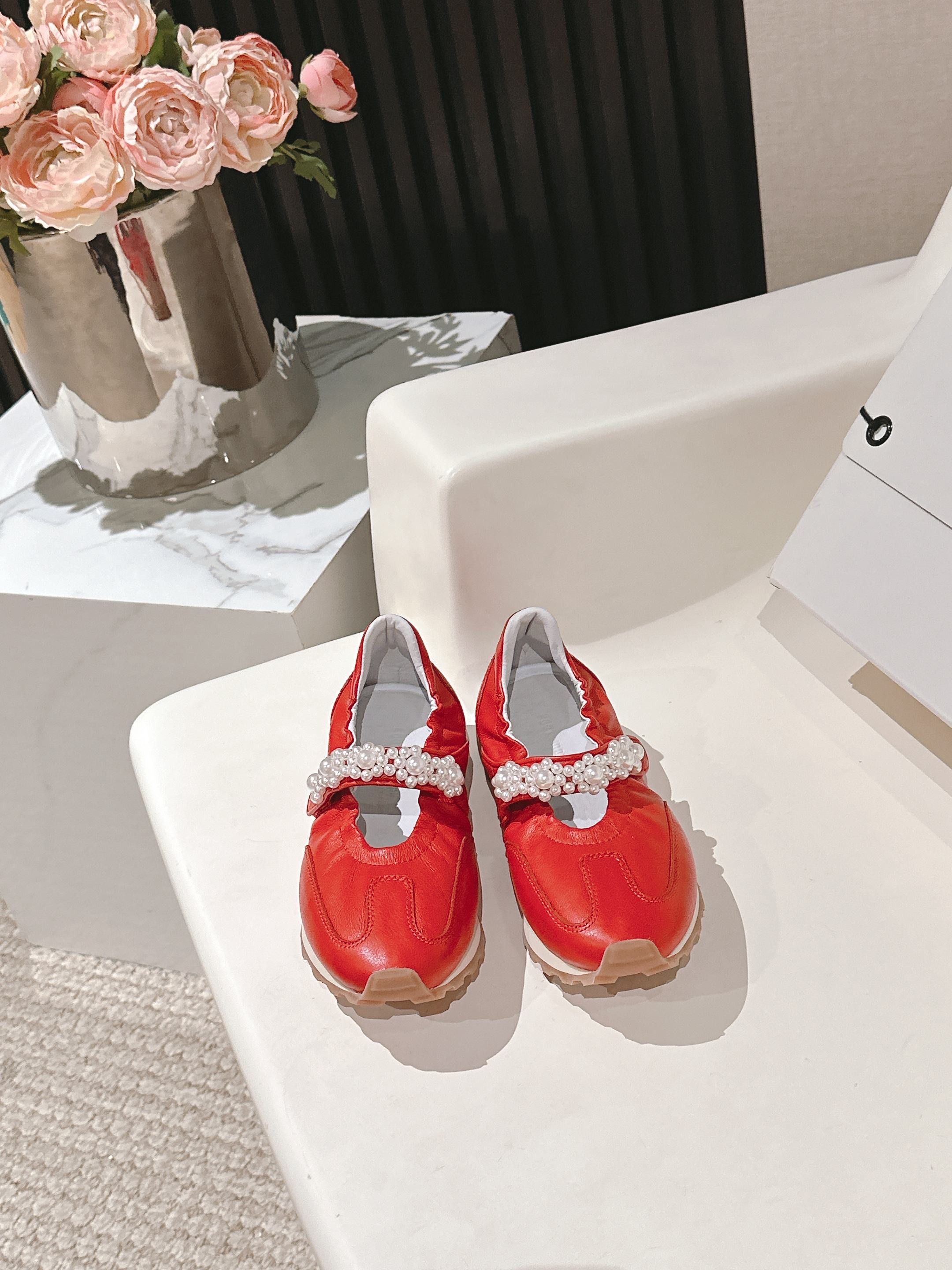 NO:424233,FOOT INDUSTRY 25ss Pearl Mary Jane sneakers cleverly combine the comfort and beauty of retro jogging shoes with the girlish aesthetics of Mary Jane shoes. The upper is made of high-quality skin-friendly cowhide, which perfectly fits the foot curves, bringing a light and soft wearing experience. The edges of the upper are embellished with pearl decorations, and the shiny luster outlines the elegant lines, giving the shoe a timeless and exquisite beauty. Upper cowhide, large sole, open mold, and large sole, size 35-40 (40 custom-made, non-refundable, price:, Mary Jane, mary jane, sneakers, cowhide19860909FOOT INDUSTRY 25ss 珍珠玛丽珍运动鞋 将复古慢跑鞋的舒适 性与玛丽珍鞋的少女美学巧妙结合. 选用高品质亲肤牛皮制作鞋面,细腻触感完美贴合足部 曲线,带来轻盈柔软的穿着体验.鞋面边缘点缀仿珍珠装饰,莹润光泽勾勒出优雅线条,赋予鞋款永恒而精致的美感. 鞋面牛皮 大底开模大底 码数35-40（40定制不退换 价格:,玛丽珍,mary jane,sneakers,cowhide,Women's Shoes