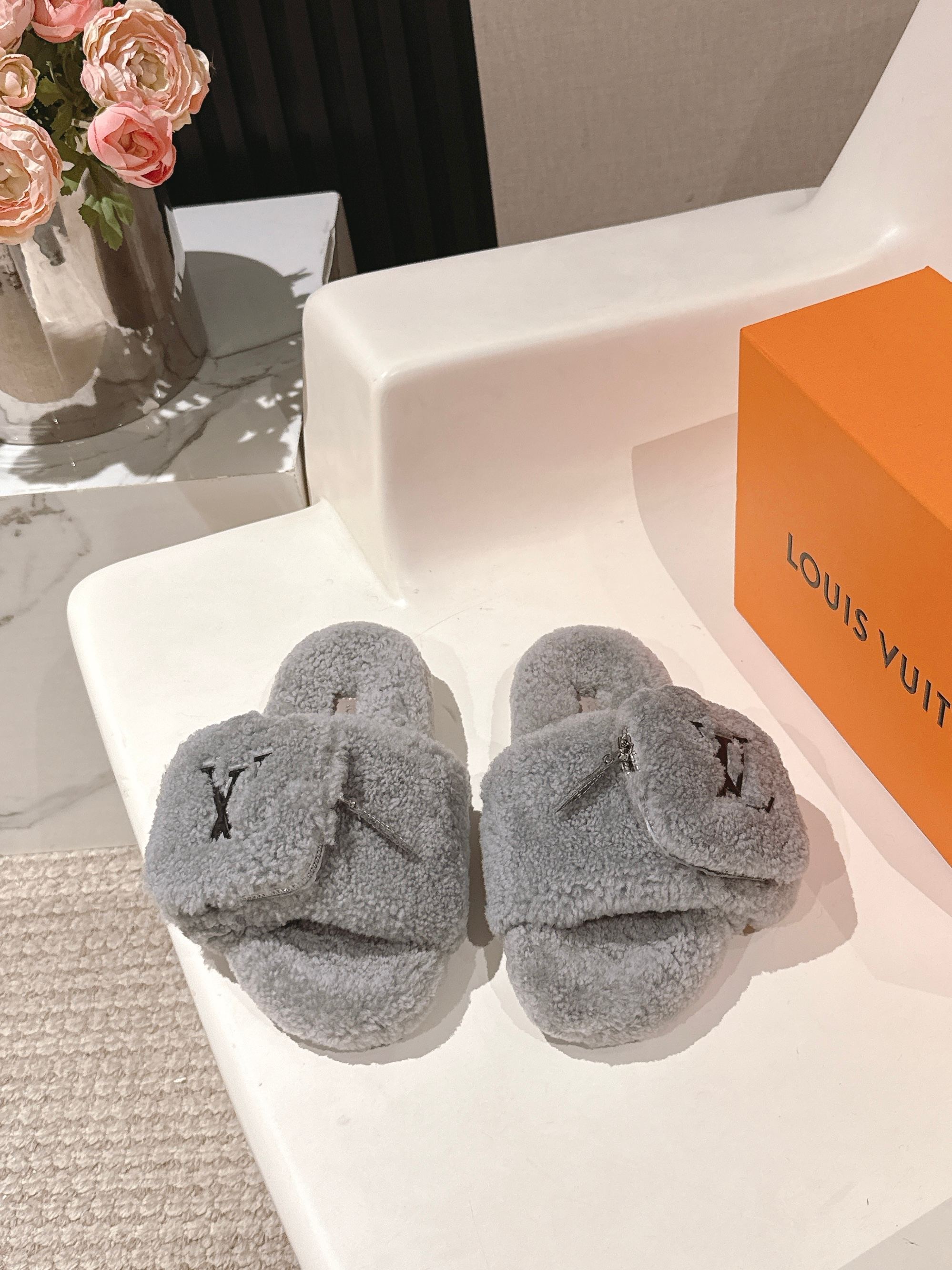 NO:437627,LV 2025 | Autumn Louis Vuitton official website simultaneously updates the wool small schoolbag BS purchasing level!  Full of high-end feeling!  A popular model from domestic and foreign bloggers, retro and fashionable, beautiful!  Official website main model★ Imported wool with original specific fabric of upper inner lid: imported imported wool, original molded foamed sole + rubber outsole, size number for women 35-39 (40, 41 customized), fur shoes, louis vuitton, louis vuitton19860909LV 2025| 秋季路易威登官网同步更新羊毛小书包 BS代购级别！高级感十足！国内外博主刷爆的一款,复古又时髦上脚美炸了！官网主推款★ 鞋面原版特定面料进口羊毛 内里: 进口进口羊毛 大底原版开模发泡大底+橡胶大底 码数女码35-39（40,41订做）,毛毛鞋,louis vuitton,louis vuitton,Women's Shoes