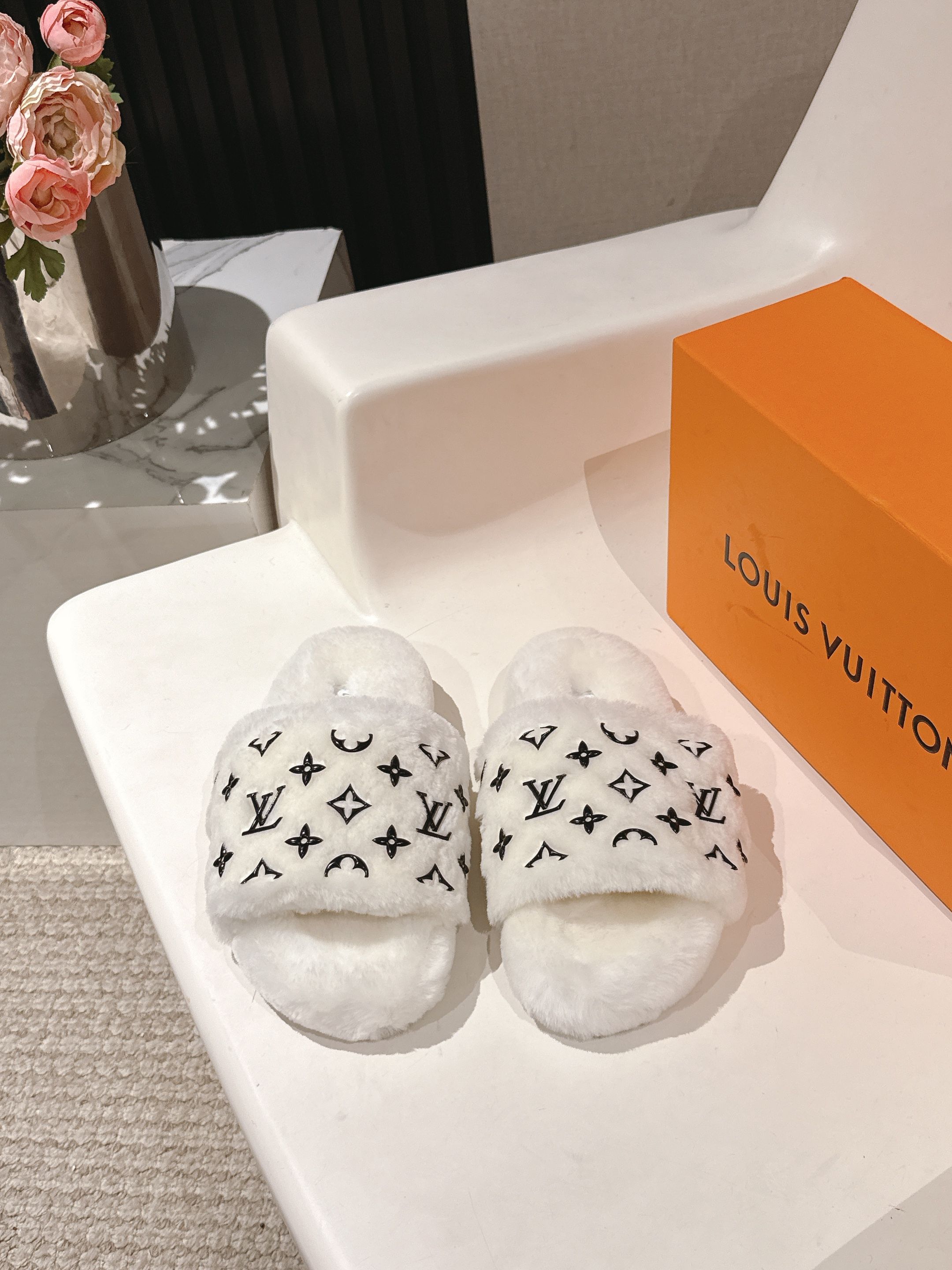 NO:437659,Louis vuitton 2025 new wool slippers fine and soft wool top quality pure fur made with straight hair! It feels super warm, and it feels like stepping on the clouds. It is a classic LV decoration, exquisite and high-end! Let the price of this pair of hair increase sharply! The sole is an original molded EVA foamed and non-slip sole, which is very easy to wear and does not slip. Moreover, the sole has a certain thickness and excellent comfort! The original imported wool glued LOGO The inner lining original imported wool foot pad original imported wool, the original molded foamed sole, the original packaging original full set of drawer boxes, the number of 35-40 (40, 41 customized, no return or exchange), fur shoes, louis vuitton, louis vuitton, slippers19860909Louis vuitton 2025 新款羊毛拖鞋细柔软羊毛 頂级品质纯皮毛一体直毛打造！超温暖的感觉,穿上仿佛踩在云朵上LV经典老花装饰,精致高级！让这双毛拖身价陡增！鞋底是原版开模的EVA发泡防滑大底,非常好穿不打滑,而且鞋底有一定厚度,舒适度极佳！ 鞋面原版进口羊毛滴胶LOGO 内里原版进口羊毛 垫脚原版进口羊毛 大底原版开模发泡底 包装原版全套抽屉盒 码数35-40（40、41定制不退换）,毛毛鞋,louis vuitton,louis vuitton,slippers,Women's Shoes