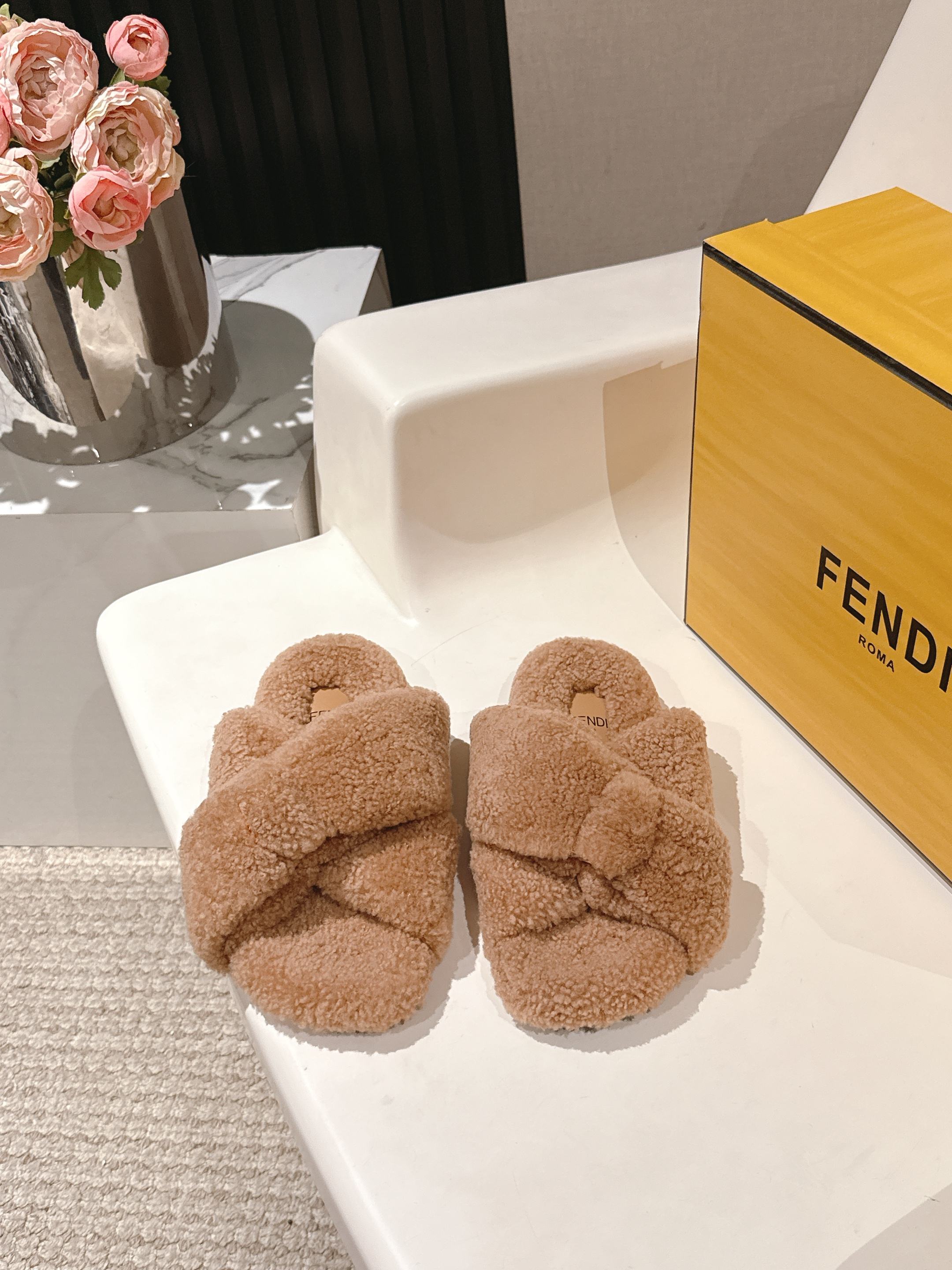 NO:437668,Fendi Fendi fall and winter new cross wool slippers, furry and super cute, comfortable and fashionable, upper foot pad full wool, original leather outsole, size 35-39 (40 customized), fur shoes, fendi, fendi, slippers, Leather soles19860909Fendi芬迪秋冬新款交叉羊毛拖鞋 毛茸茸的超可爱 上脚舒适时尚 鞋面垫脚全羊毛 原版真皮大底 码数女35-39(40定做),毛毛鞋,fendi,fendi,slippers,Leather soles,Women's Shoes
