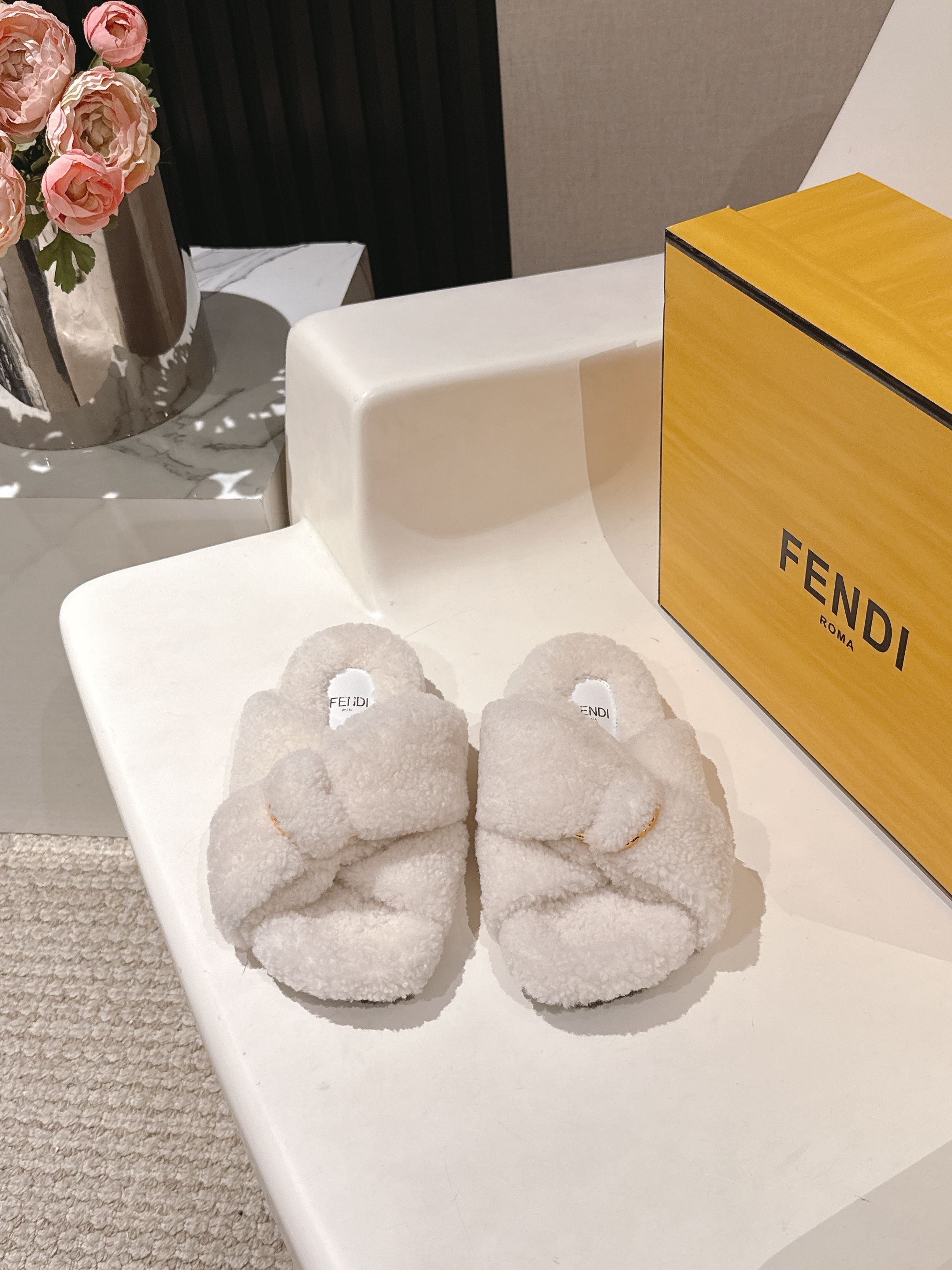 NO:437677,Fendi Fendi fall and winter new cross wool slippers, furry and super cute, comfortable and fashionable, upper foot pad full wool, original rubber sole, size 35-39 (40 customized), fur shoes, fendi, fendi, slippers19860909Fendi芬迪秋冬新款交叉羊毛拖鞋 毛茸茸的超可爱 上脚舒适时尚 鞋面垫脚全羊毛 原版橡胶底 码数女35-39(40定做),毛毛鞋,fendi,fendi,slippers,Women's Shoes
