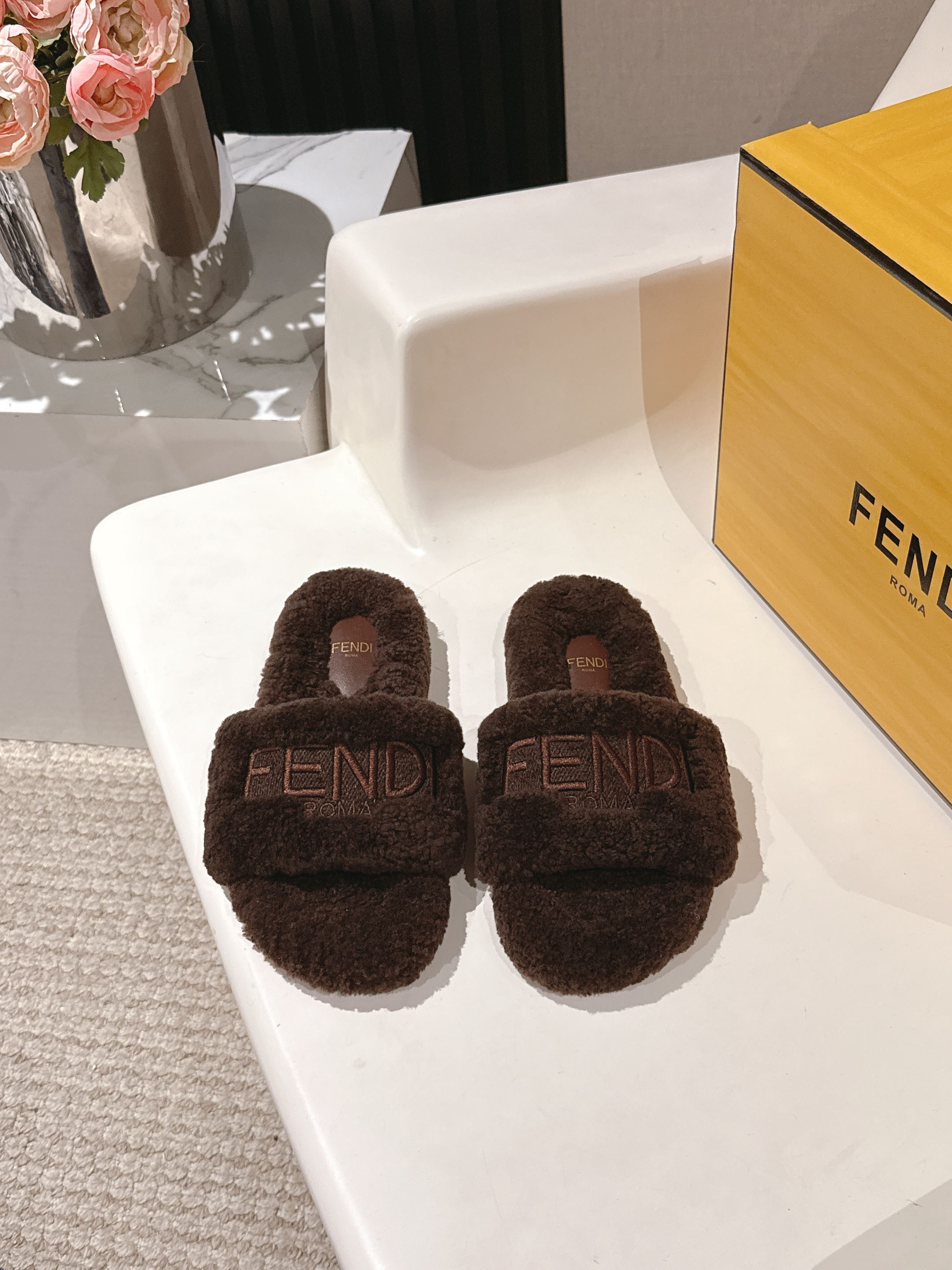 NO:437616,Fendi Fendi autumn and winter new logo embroidered wool slippers, furry and super cute, comfortable and fashionable, upper foot pad full wool original rubber sole size 35-39 (40 customized), fur shoes, fendi, fendi, slippers19860909Fendi芬迪秋冬新款logo刺绣羊毛拖鞋 毛茸茸的超可爱 上脚舒适时尚 鞋面垫脚全羊毛 原版橡胶底 码数女35-39(40定做),毛毛鞋,fendi,fendi,slippers,Women's Shoes