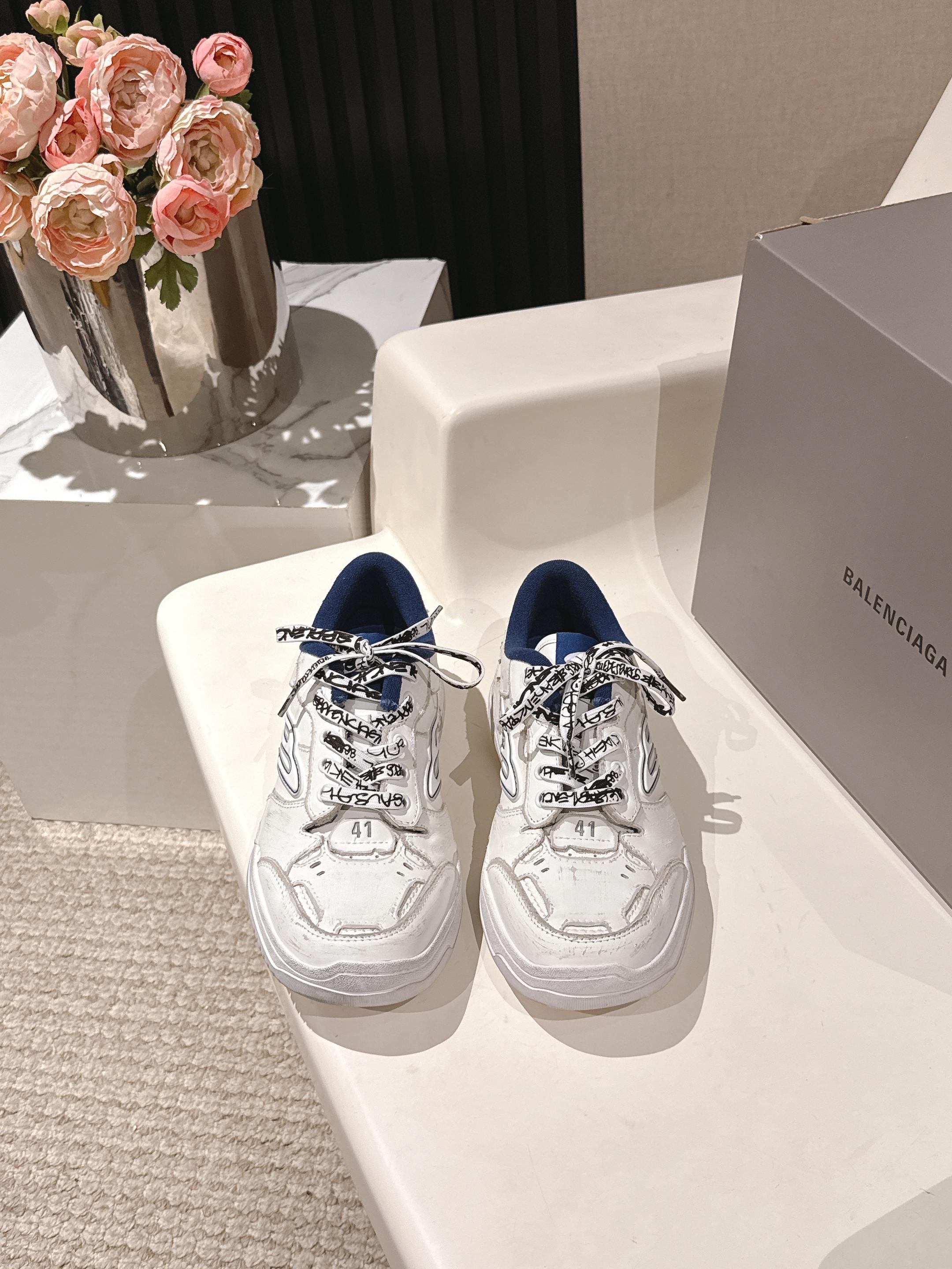 NO:437621,Purchase-Agent Women's Model 390 Balenciaga Hamptons Worn-Out 25FW latest color scheme, two-color color collision, visual impact is stronger, as always foot feel, versatile style, all seasons can be used for purchase Original data. (Last, grid, upper, outsole, and process are all restored to the original craft) Cowhide fabric and mesh inner material The entire upper wear and damage effect Tire pattern sole 15mm arch shoes Balenciaga latest roving brand logo Rear top gravure Balenciaga logo and size Rear top pull top Made in China Through the control of material proportions and simple color use, the upper adopts a relatively soft design to highlight the shoe's highlights  Size35-45 (45 custom made without return), casual shoes/sports shoes, balenciaga, balenciaga, sneakers, cowhide19860909代购级女款 男款390 巴黎世家Balenciaga Hamptons Worn-Out 25FW最新配色,双色拼色相撞,视觉冲击更加强烈,一如既往的脚感,百搭的风格,四季皆可 请款 原厂数据.（楦.格.鞋面.大底.做法工艺均还原原版工艺） 牛皮面料和网布内里材质 鞋面整只磨损破坏效果 轮胎花纹鞋底 15毫米足弓鞋 Balenciaga 最新回旋品牌标识 后帮凹印 Balenciaga 徽标和尺码 后帮拉帮 中国制造 透过材质比例的拿捏和单纯的用色,在鞋面采用相对柔和的设计,衬出鞋款亮点 Size35-45（45订做不退换）,休闲鞋/运动鞋,balenciaga,balenciaga,sneakers,cowhide,Women's Shoes
