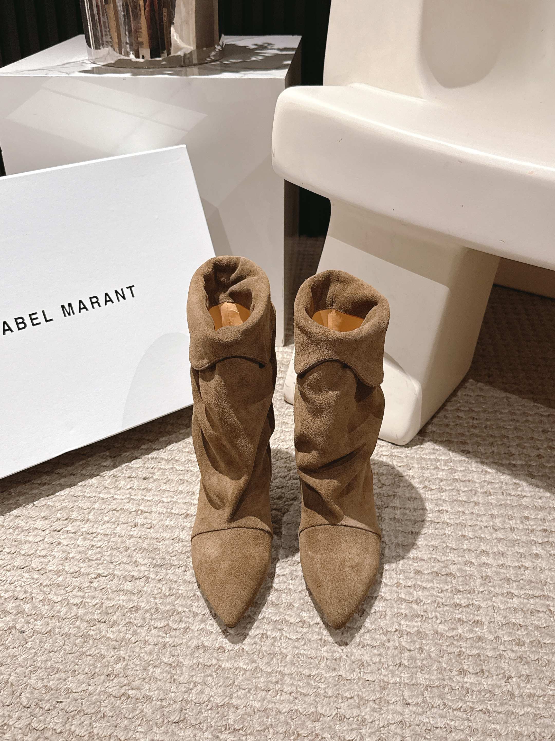 NO:446314,isabelmarant Isabel metal fastener accessories catwalk fashion boots lazy French-European style, sassy, ​​natural, comfortable, free and easy fashionable, favorite version imported high mercerized beef reverse velvet/cowhide fabric, water dyed beef, Italian imported leather large soles, size 35-42 (40 41 42) customized non-return, boots, boots, cowhide, Leather soles19860909isabelmarant伊莎贝尔金属扣件配饰走秀款时装靴 慵懒法欧风,飒爆了 自然舒适洒脱时髦精最爱对版进口高丝光牛反绒/牛皮面料,水染牛里,意大利进口真皮大底,码数35-42（40 41 42）订做不退换,靴子,boots,cowhide,Leather soles,Women's Shoes